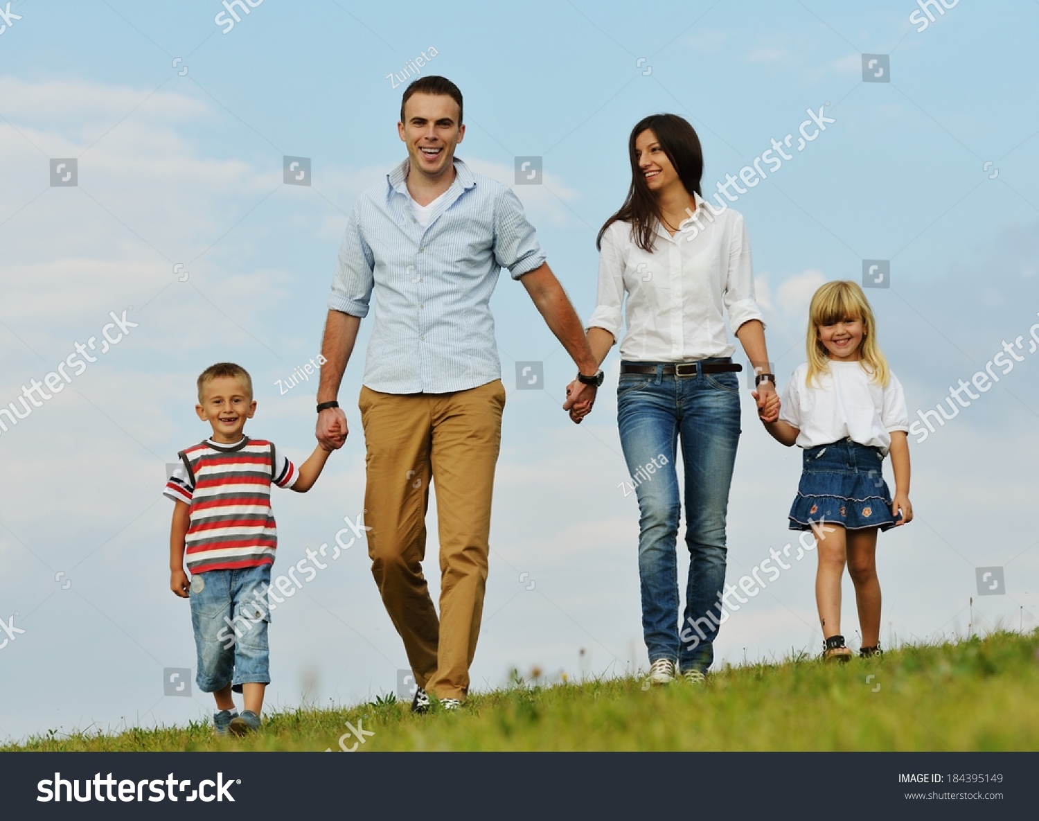 Счастливая семья идет