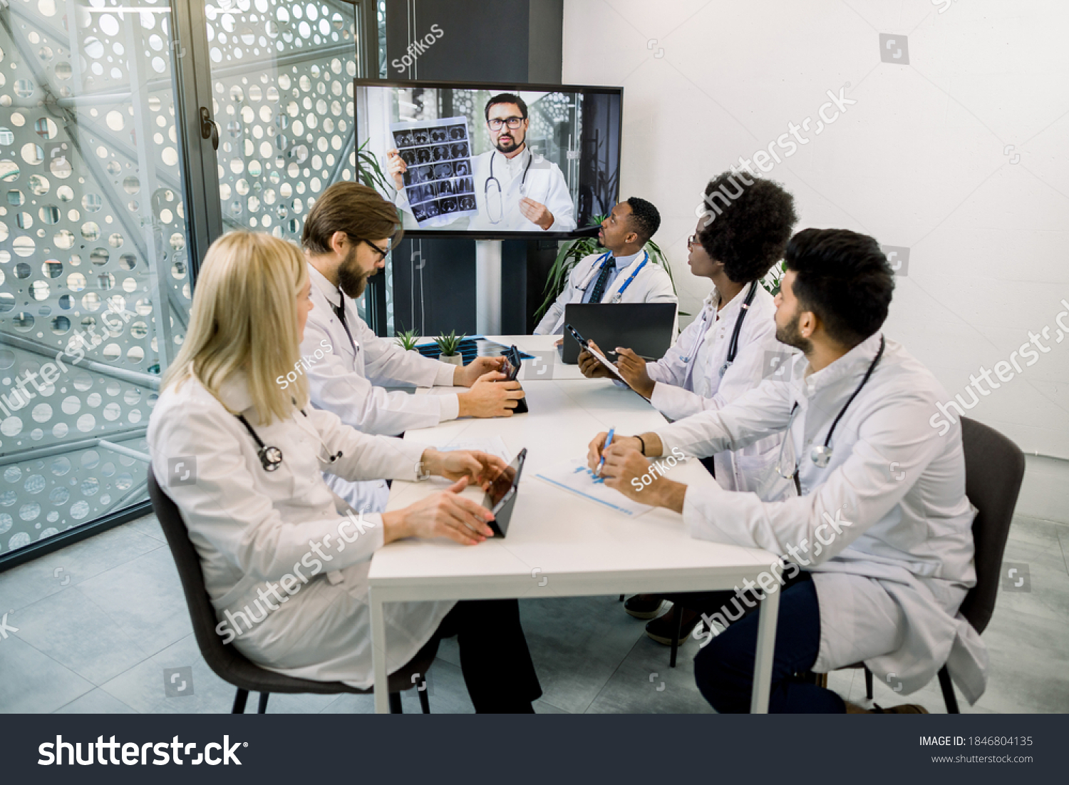 924 Scientist Looking Computer Screen Images, Stock Photos & Vectors ...