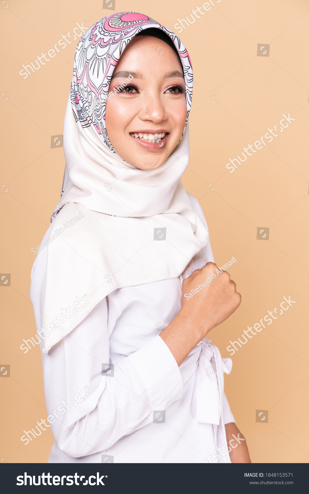 Portrait Hijab Girl Smiling Pretty Muslim Stock Photo 1848153571 ...