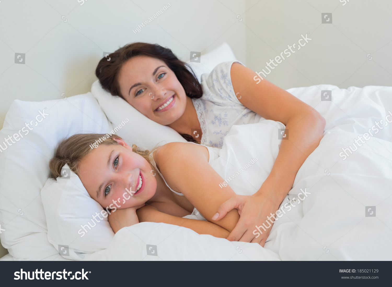 Мать и дочь валяются в кровати