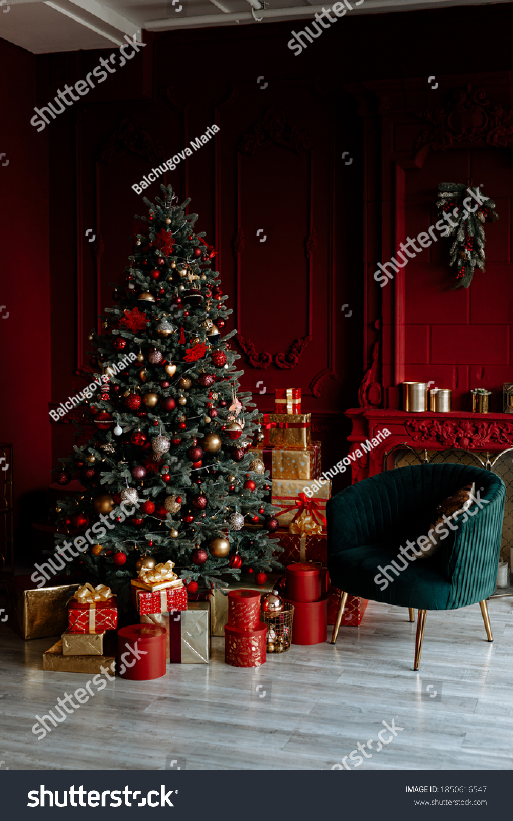 美丽的圣诞客厅 装饰圣诞树 礼物和壁炉与夜间发光的灯光库存照片 Shutterstock