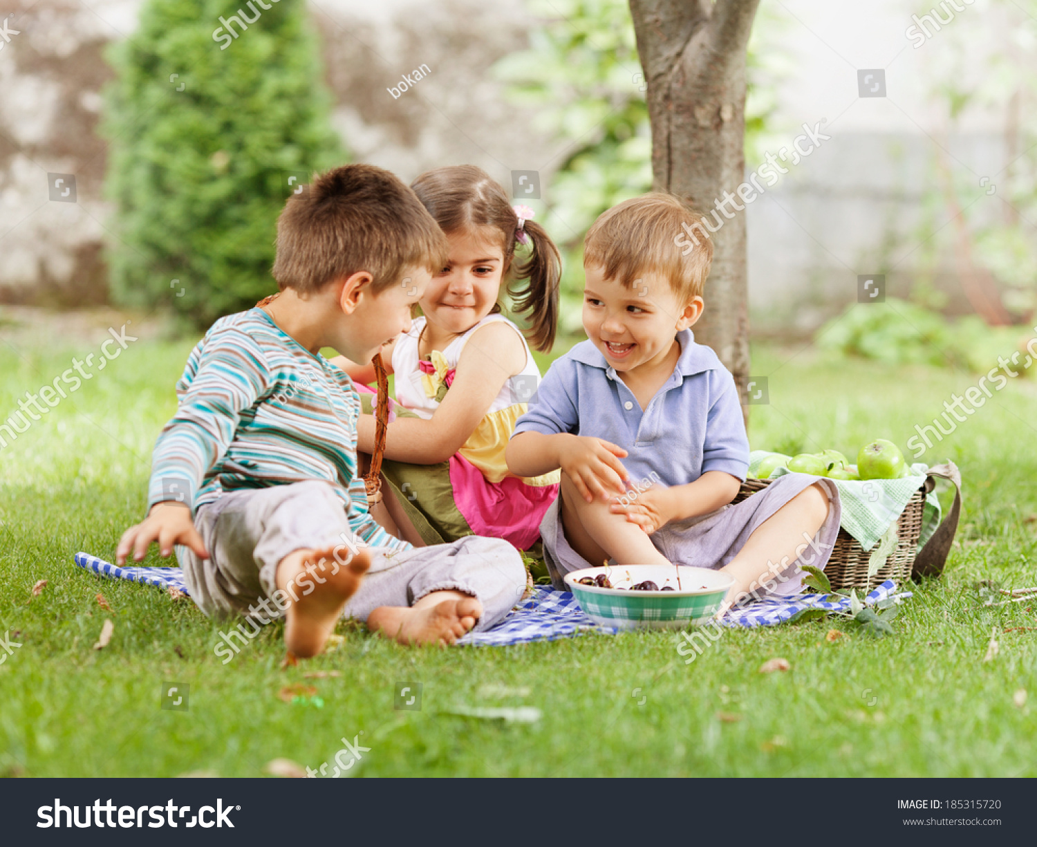 Kinder Die Im Garten Spielen Und Stockfoto 185315720 Shutterstock 5298