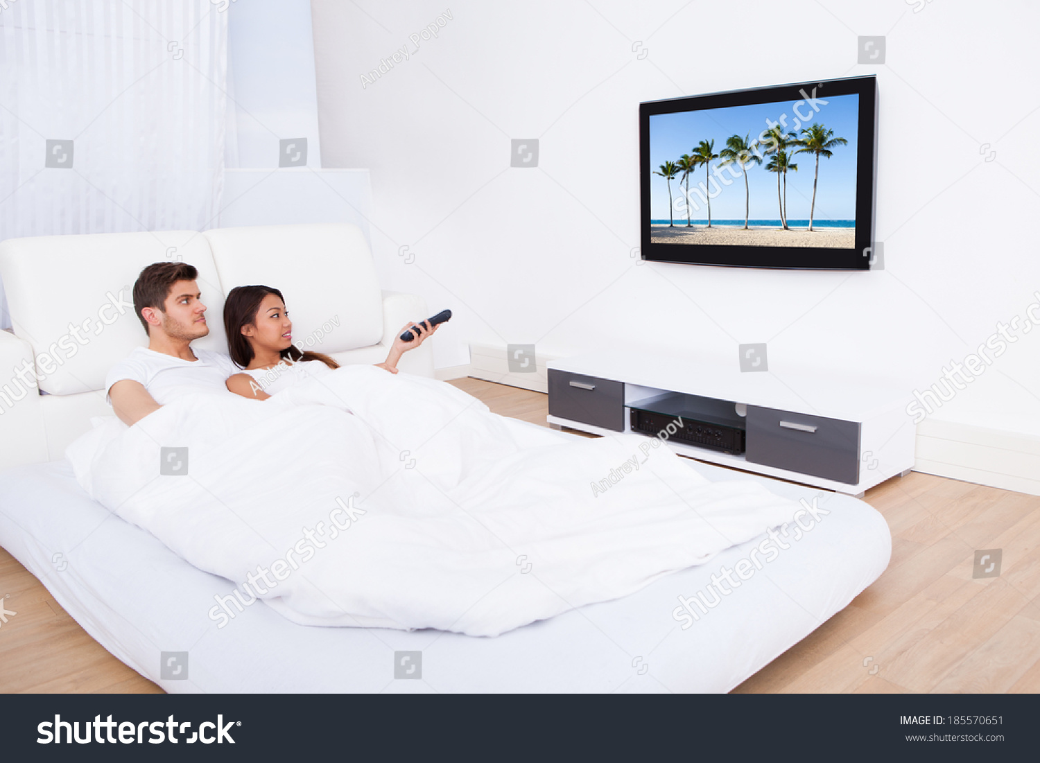 Телевизор в постели