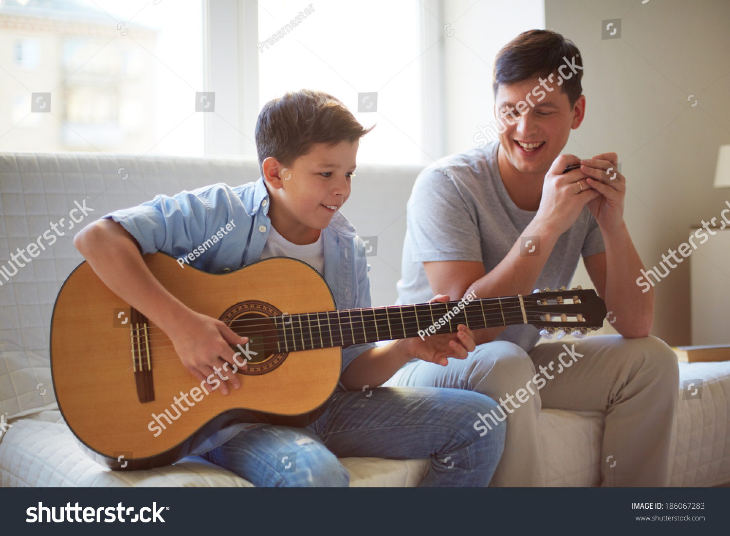 Папа играет на гитаре