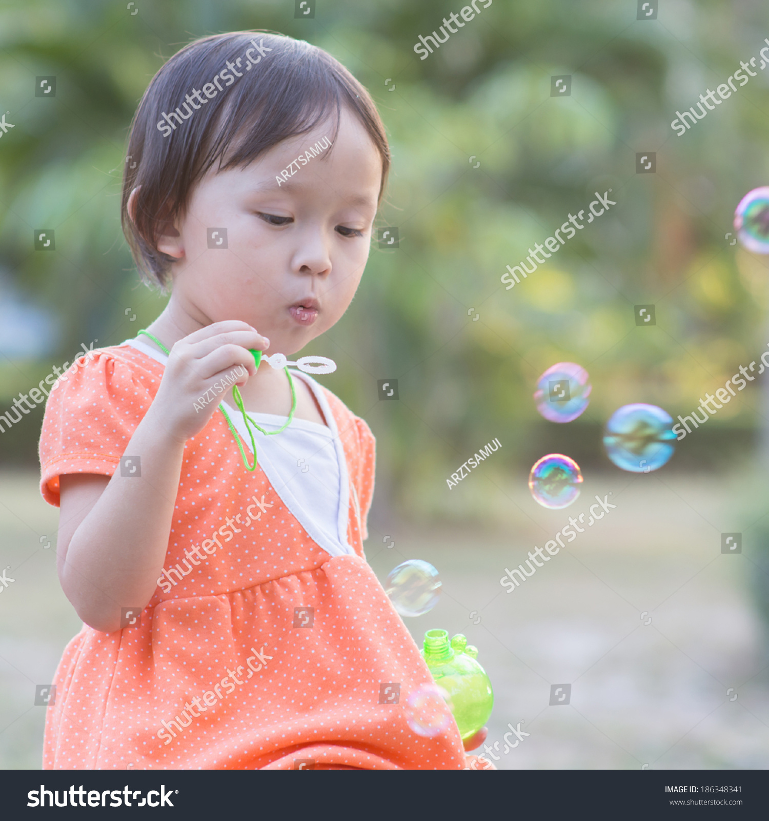 Cute Small Asian Girl Soap Bubble库存照片186348341 Shutterstock