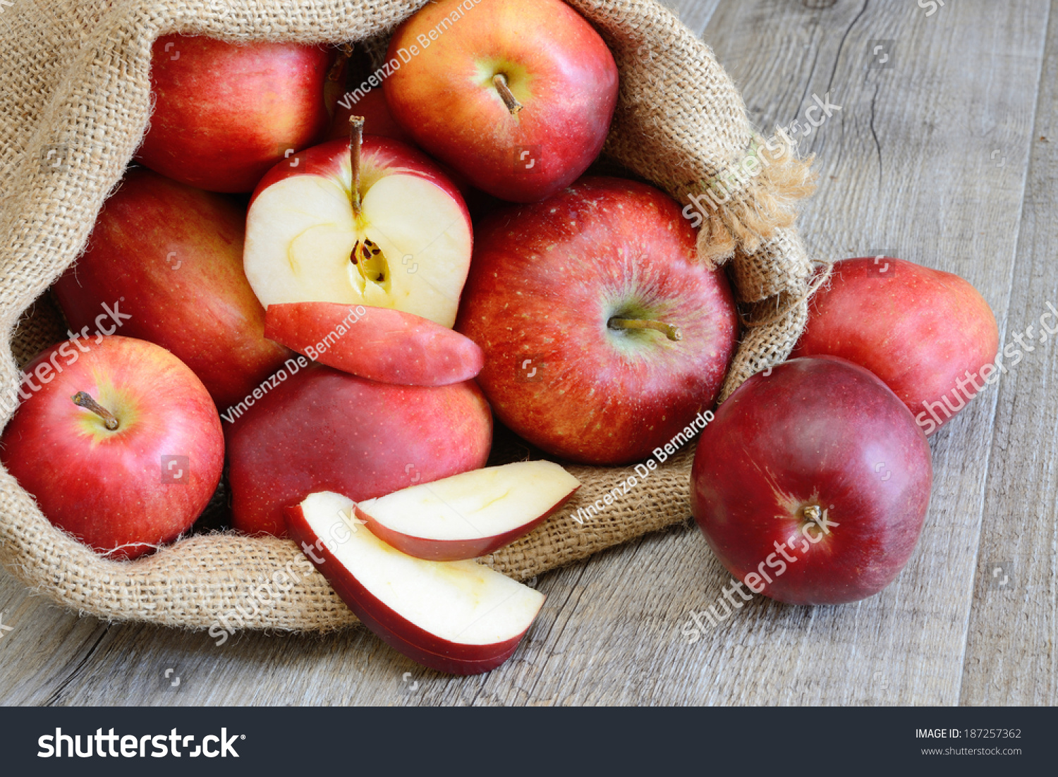 Лоба яблоня. Красные яблоки в мешке. Мешок яблок. Яблоки Старкинг. Яблоки мед орехи.