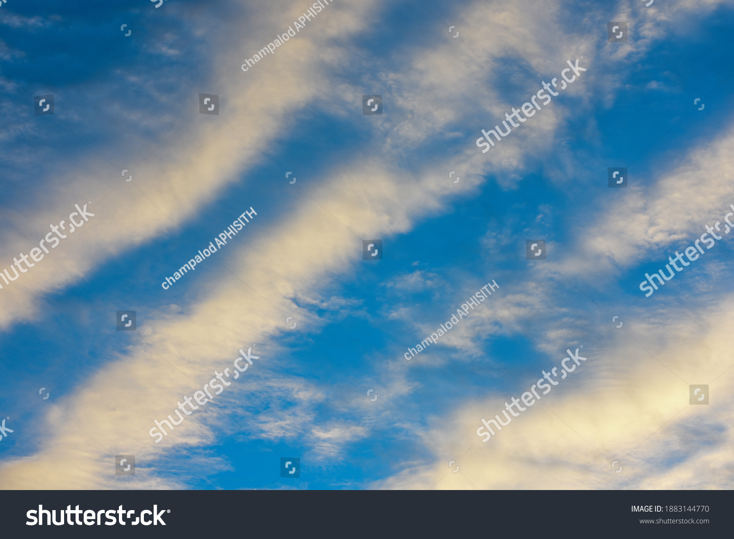 雲を照らす抽象的な太陽の光線 美しい空を照らす雲を照らす太陽の光写真素材 Shutterstock