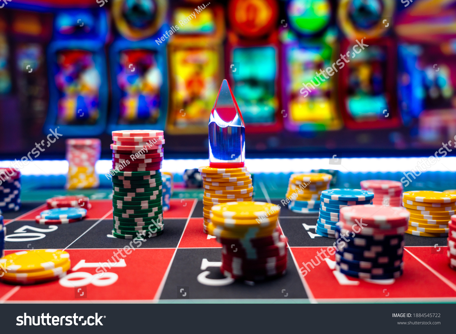 オンラインカジノ カジノの緑のテーブルにスマートフォン 携帯電話 スロットマシン サイコロ カード ルーレット 3dイラスト のイラスト素材 Shutterstock