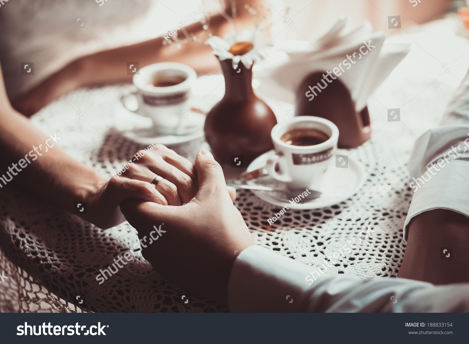 Руки влюбленных в кафе