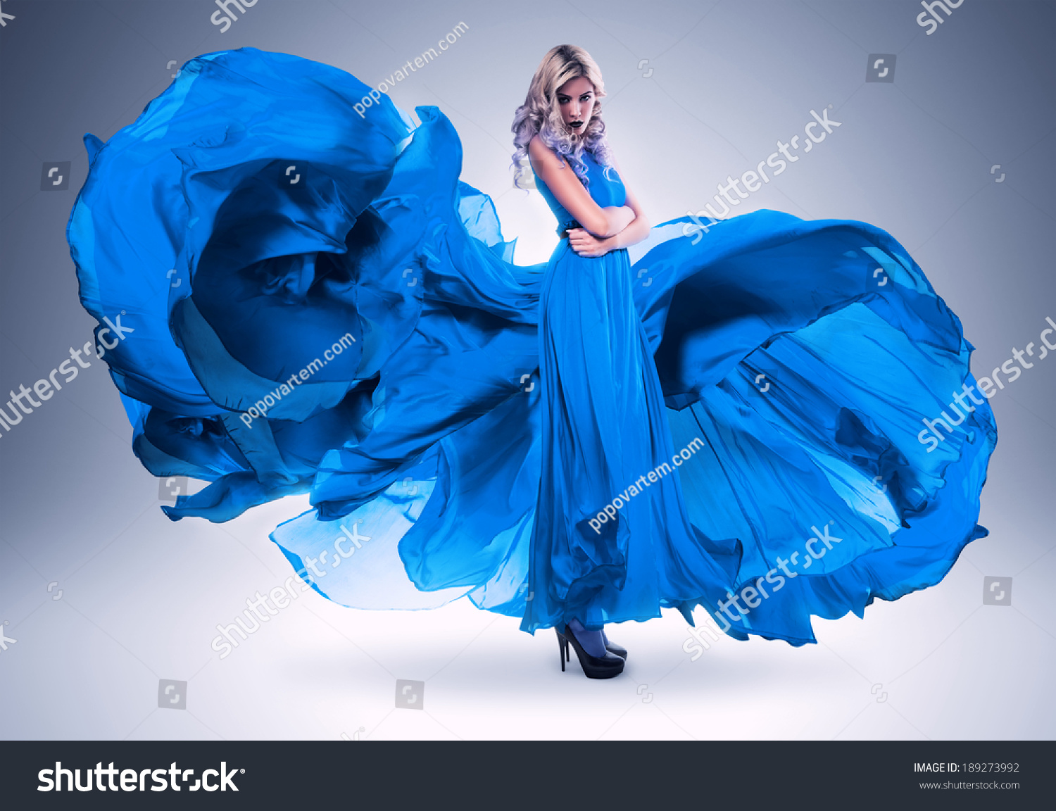 Блондинка в синем платье