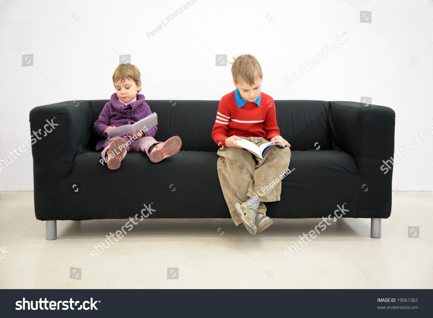 Ребенок сидит на диване