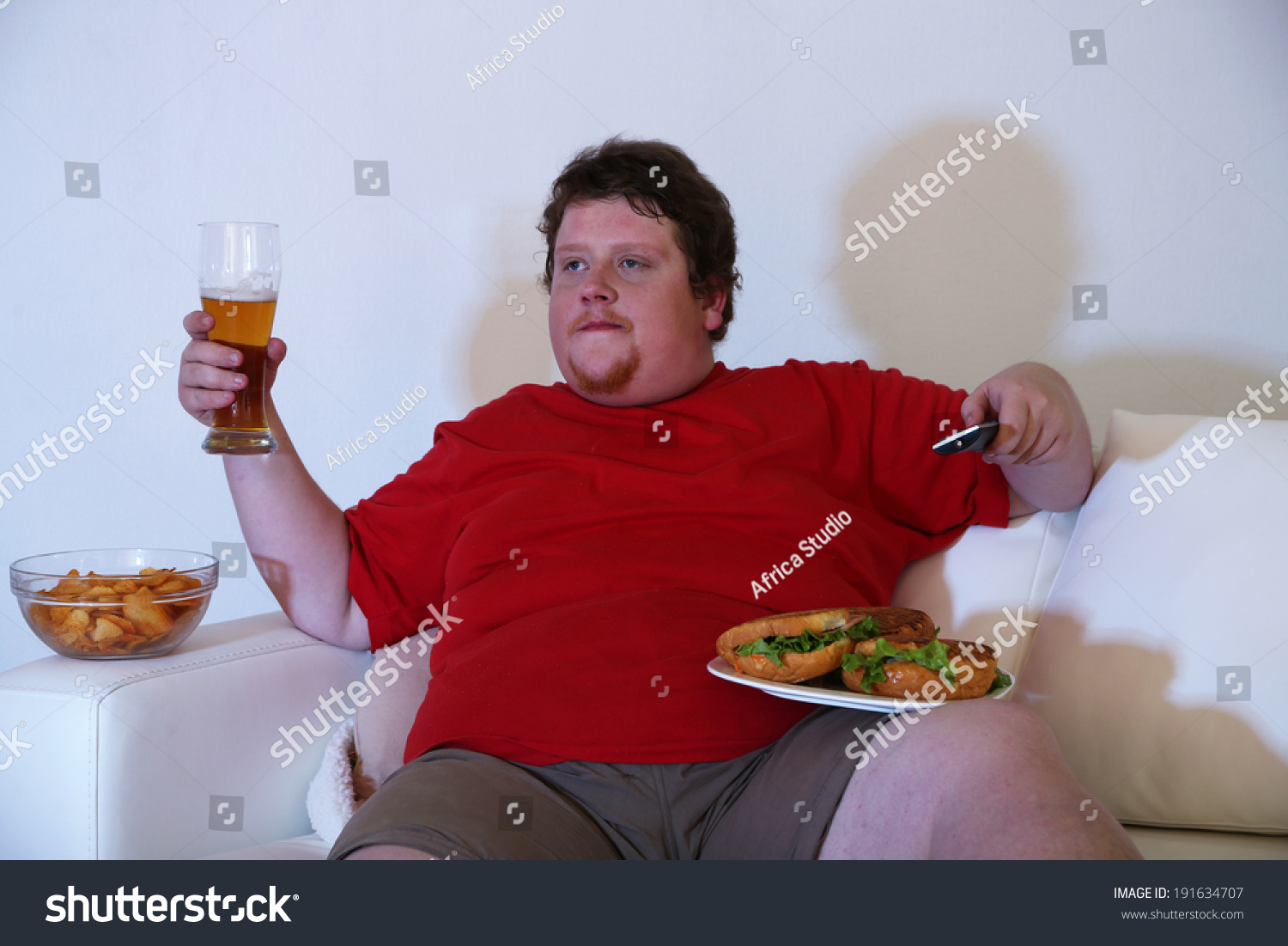 Толстый человек лежит. Толстый с пивом на диване. Толстый мужик с пивом на диване. Парень с пивом на диване.