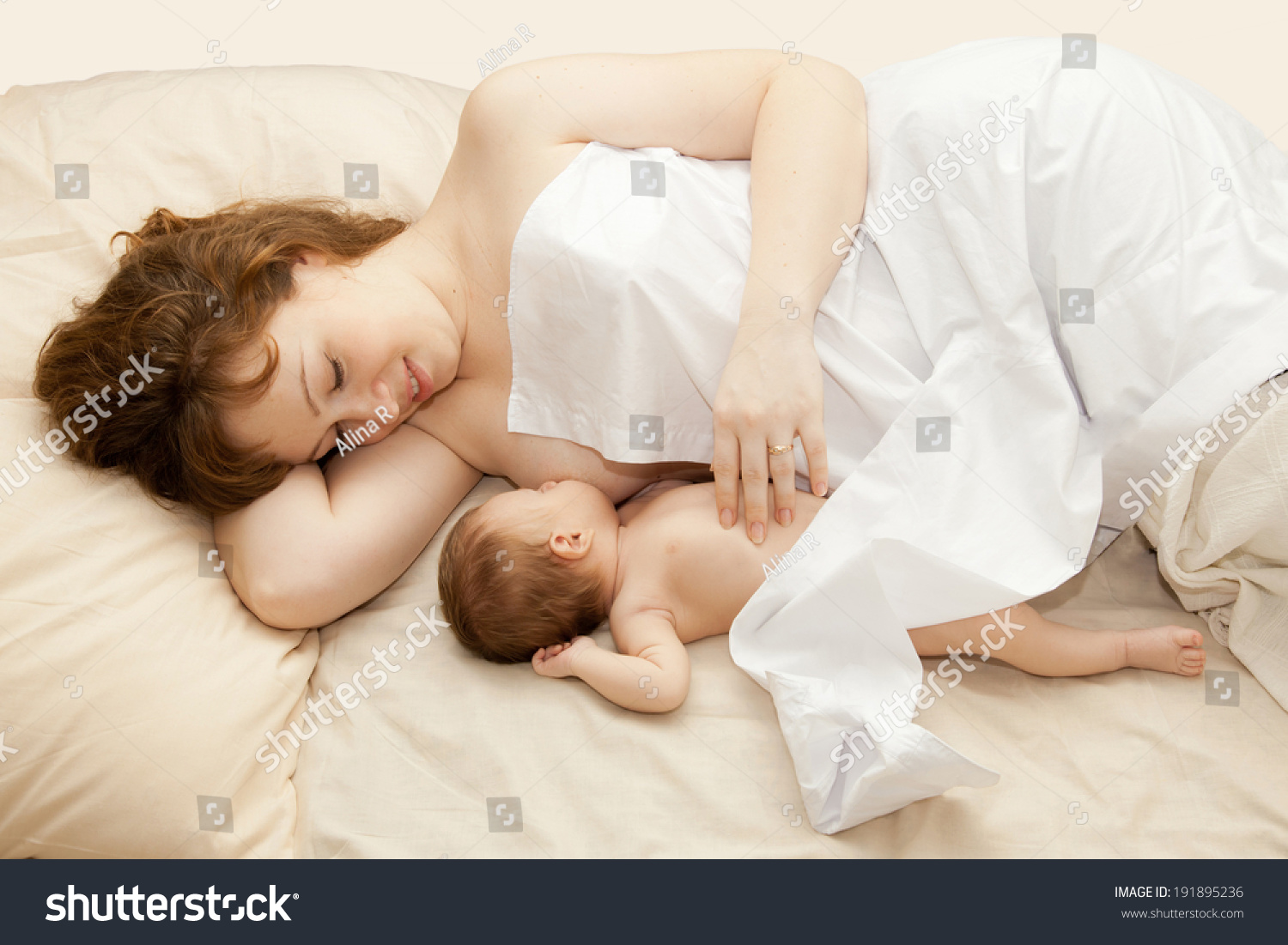ребенок спит с мамой на кровати