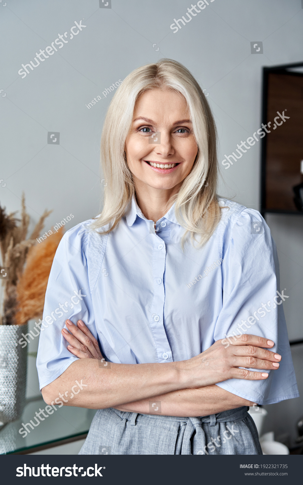 2165236 Imágenes De Mujer Mayor Imágenes Fotos Y Vectores De Stock Shutterstock 