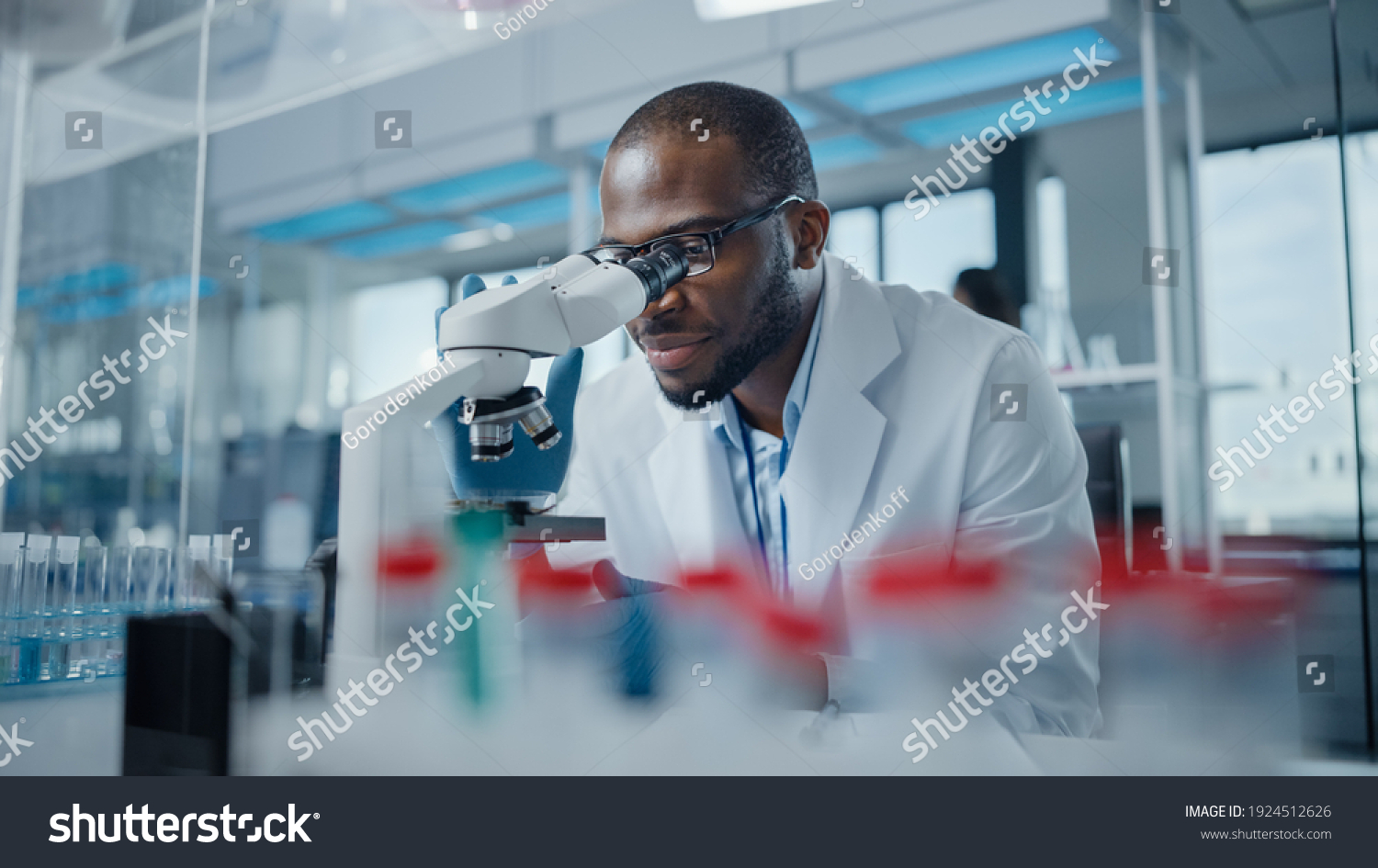 34,487 Laboratory looking microscope Images, Stock Photos & Vectors ...