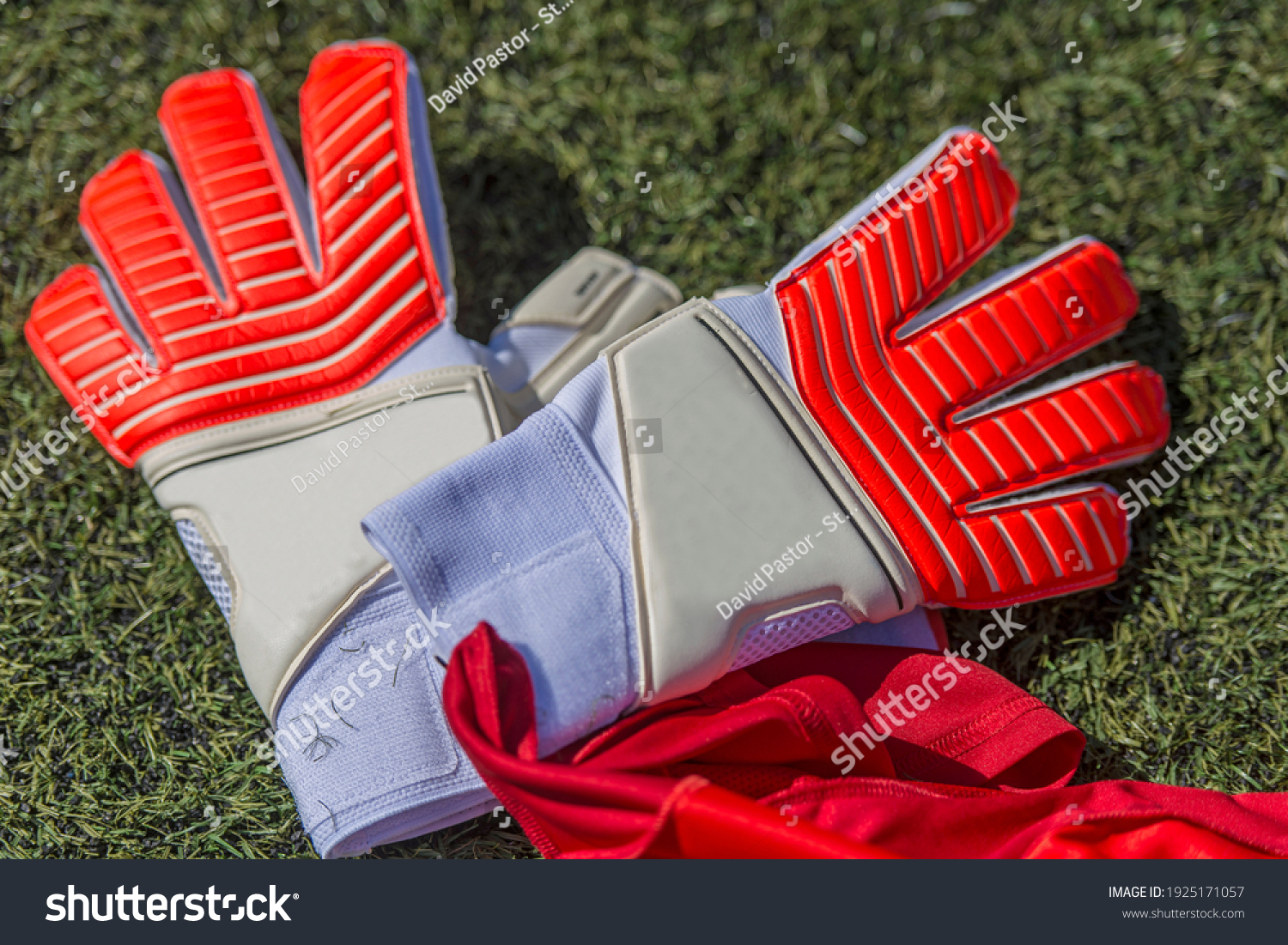 goalkeeper gloves for artificial grass