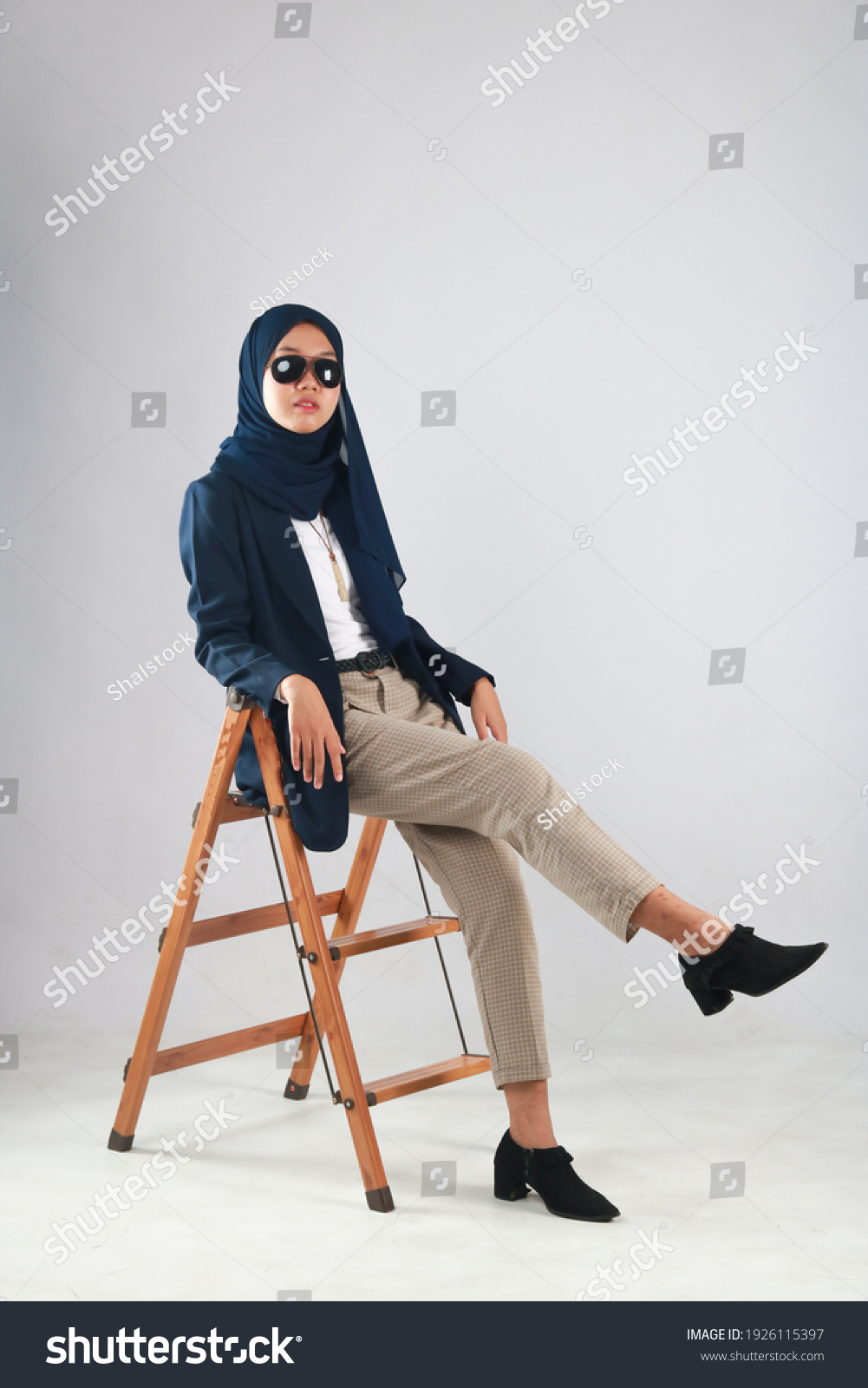 Beautiful Muslim Girl Wearing Hijab Casual Stock Photo 1926115397 ...