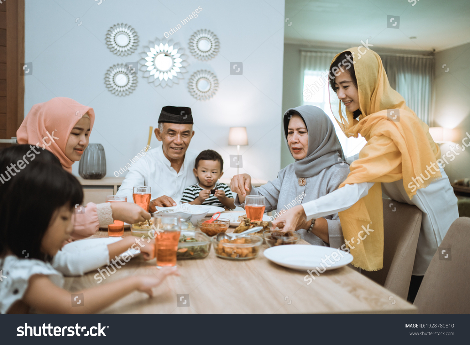 Азия мусульмане. Мусульманская семья. Мусульманская семья за столом. Мусульманская семья в Рамадан. Мусульманская семья в современном мире.