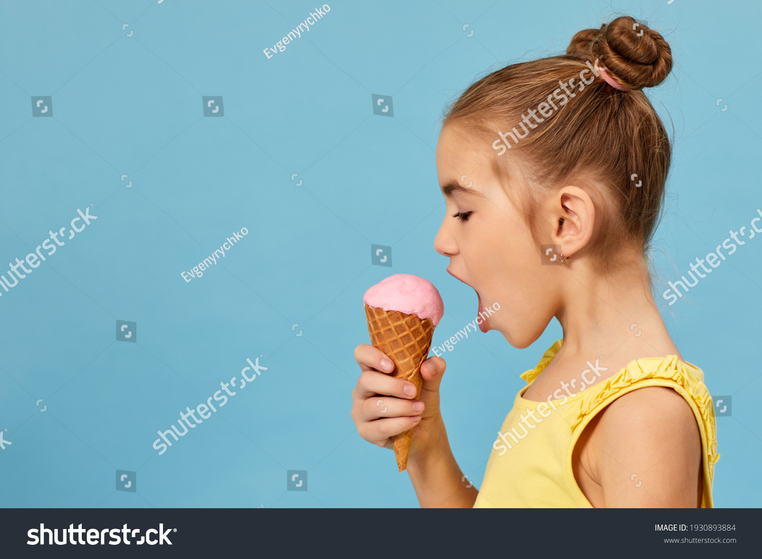 Полизать маленькой девочке. Маленькая девочка ест мороженое. Маленькая девочка и мороженое. Маленькая девочка облизывает мороженое. Ребенок с мороженым.
