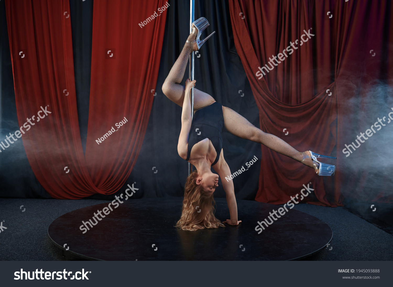 Sexy Showgirl On Stage Pole Dance Stok Fotoğrafı 1945093888 Shutterstock 
