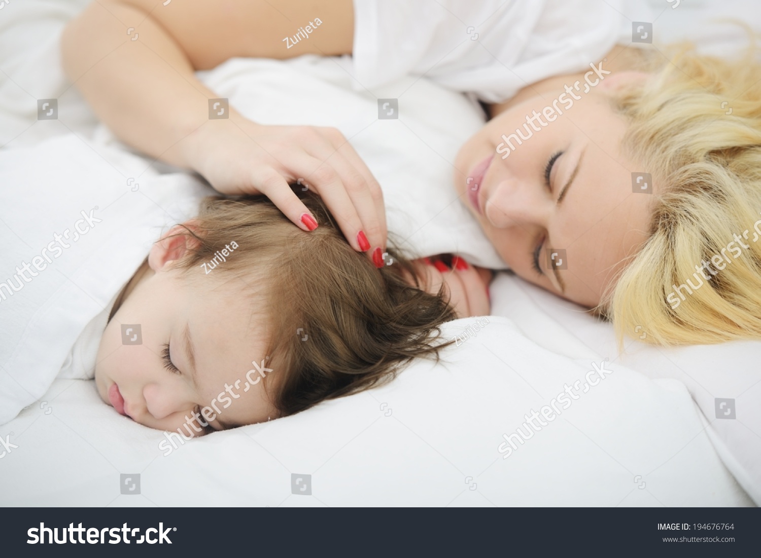 Пышную спящую маму