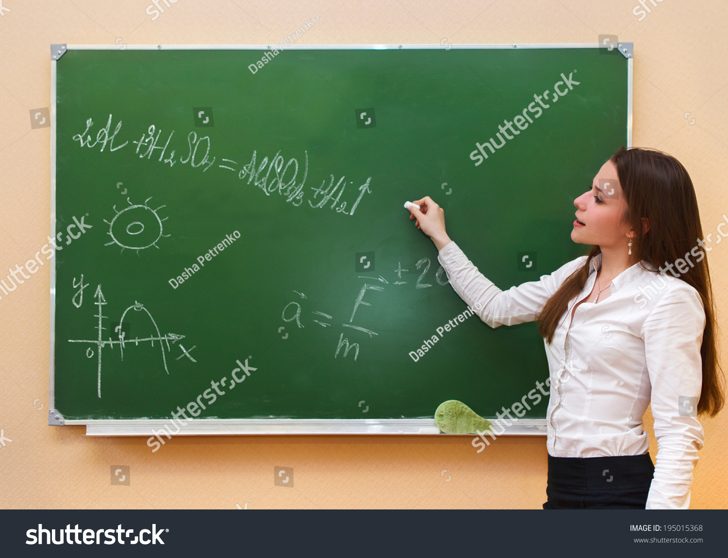 Доска преподавателей. Учитель пишет на доске. Девушка возле доски. Учитель с мелом у доски. Учительница возле доски.