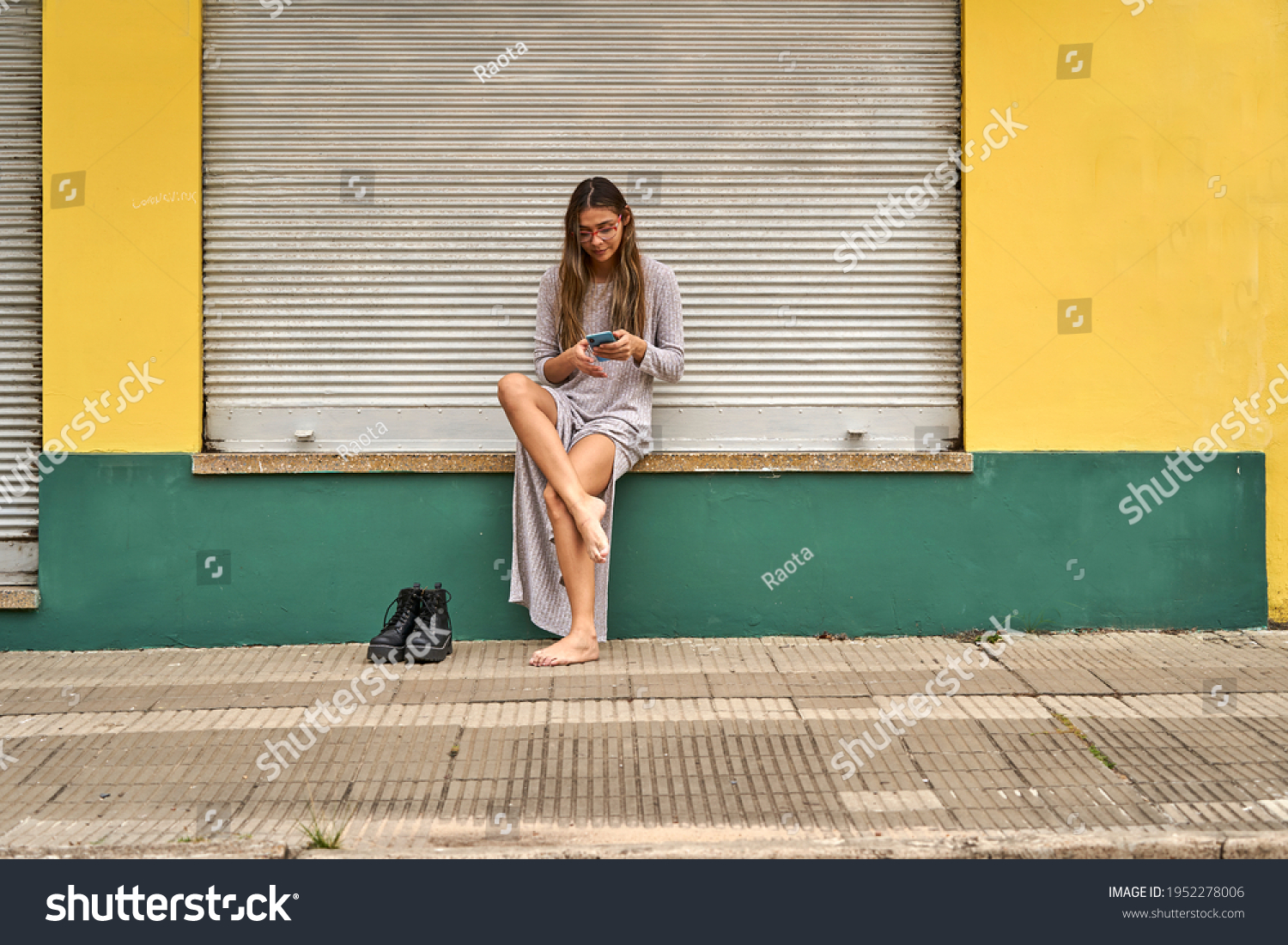 https://image.shutterstock.com/shutterstock/photos/1952278006/display_1500/stock-photo-latin-woman-using-mobile-phone-1952278006.jpg