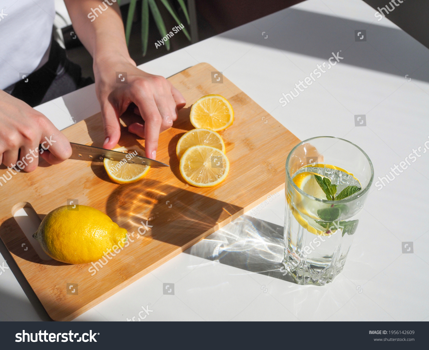 Польза лимонов похудения. Вода с лимоном картинки. Вода с лимоном полезна. Вода с лимоном или лимонной кислотой. Вода с лимоном польза.