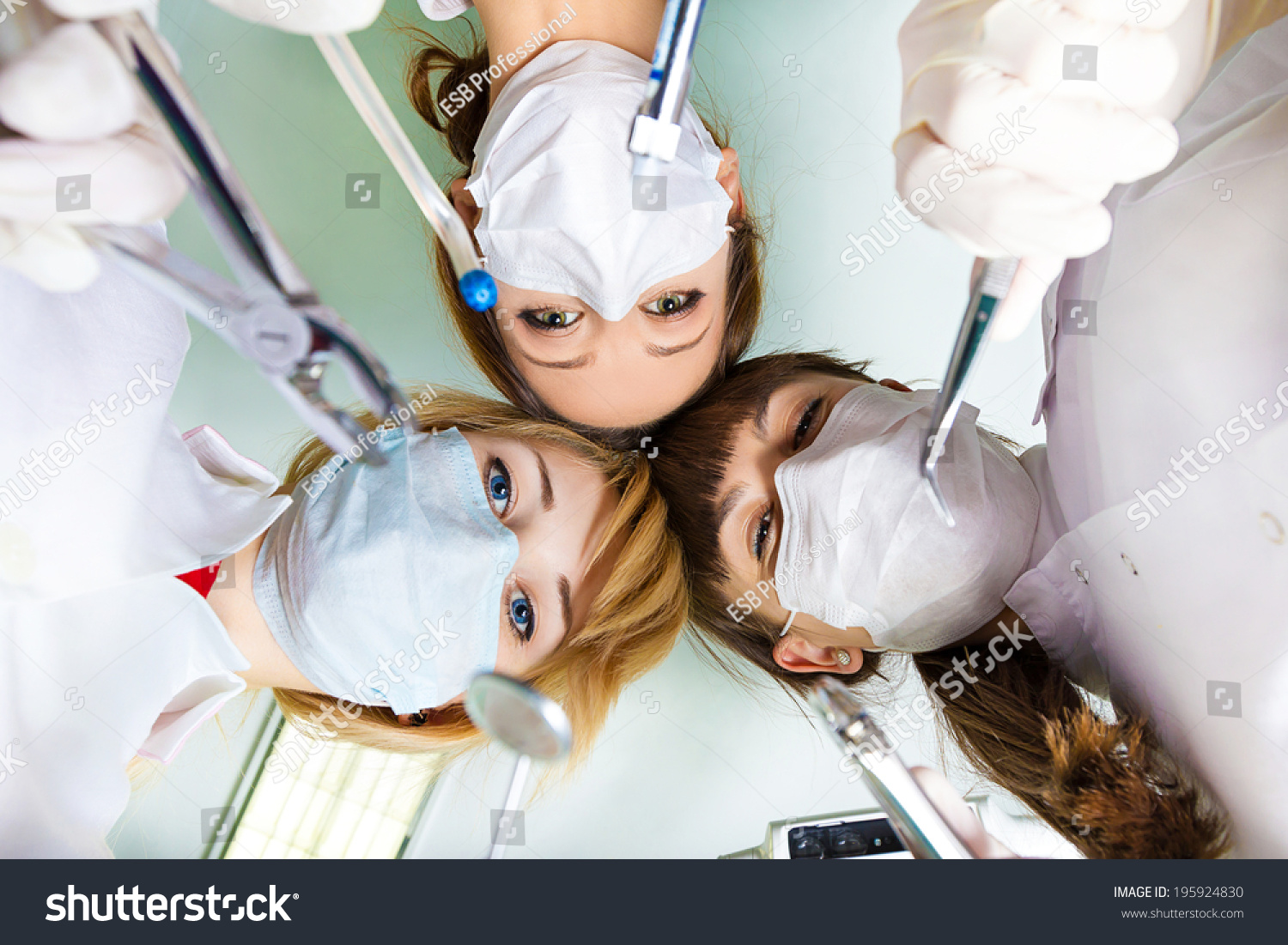 Девушка стоматолог маска