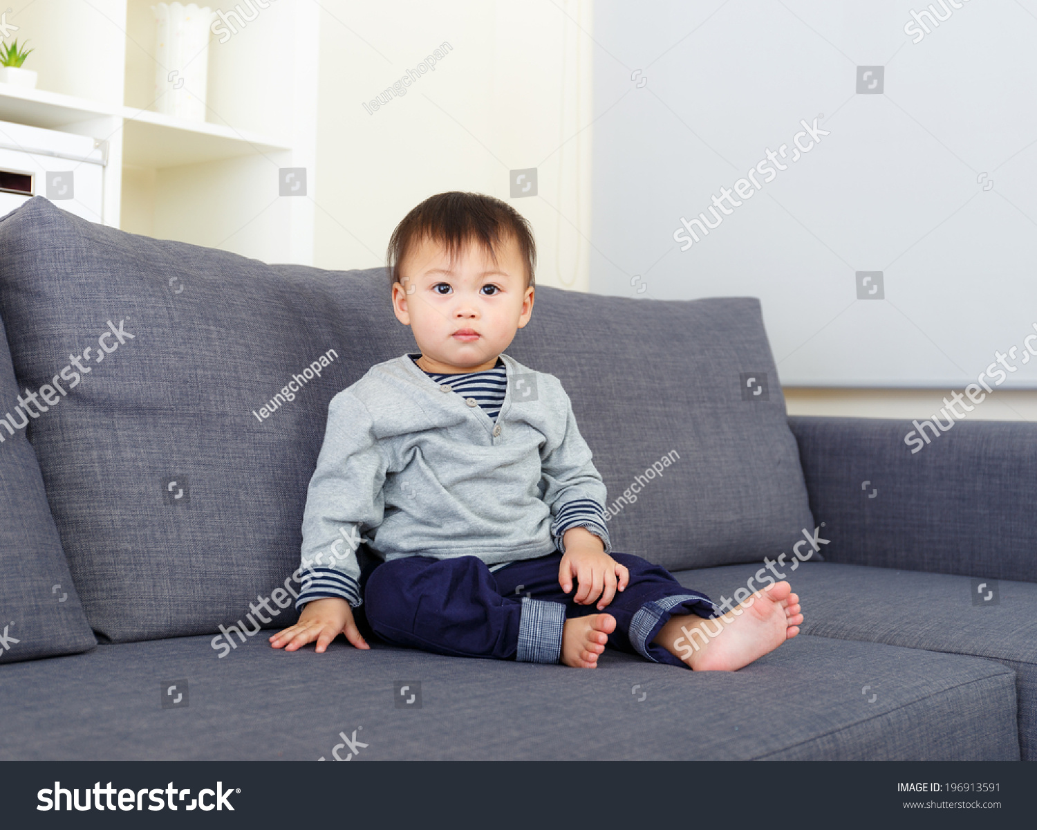 Малыш сидит на диване