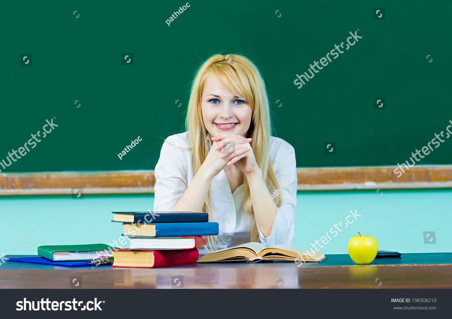 Учитель сидит за столом