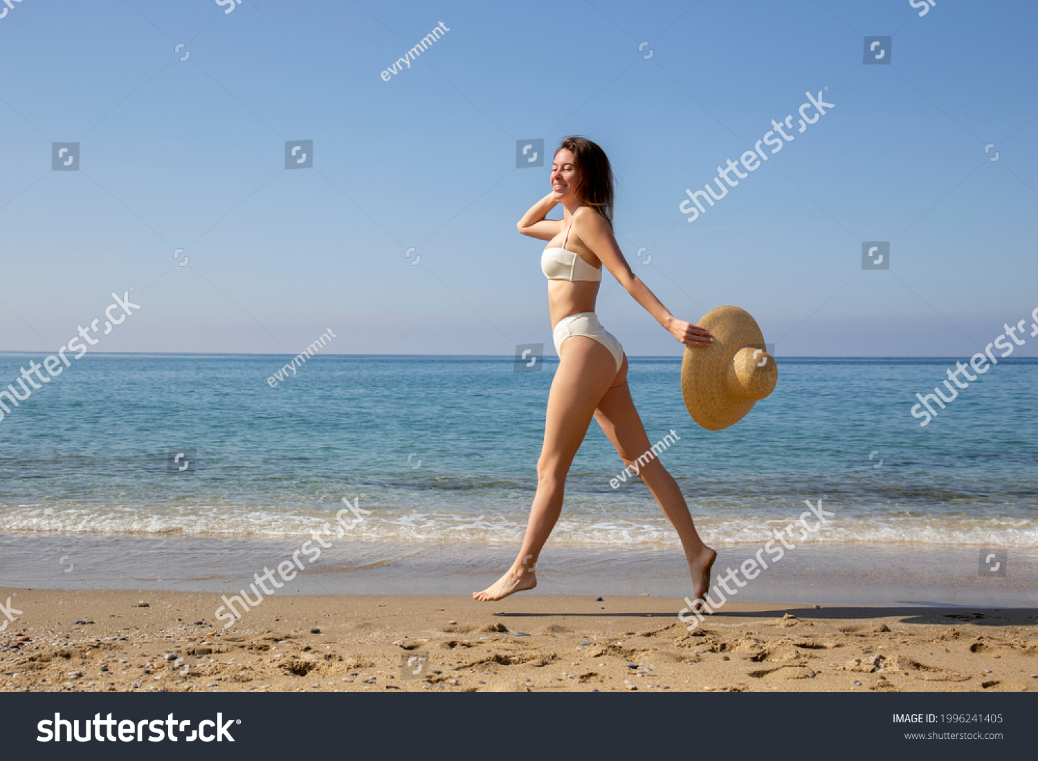 Afbeeldingen Voor Woman In Bikini Walking On The Beach Afbeeldingen Stockfotos En