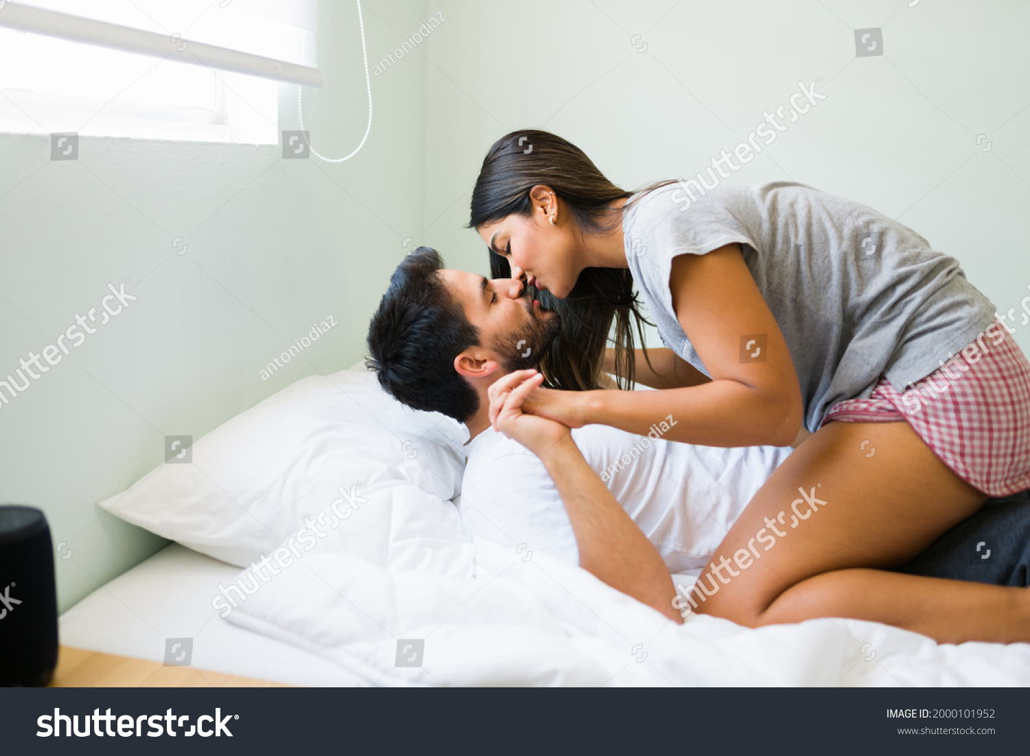 Девушка соблазняет парня на кровати