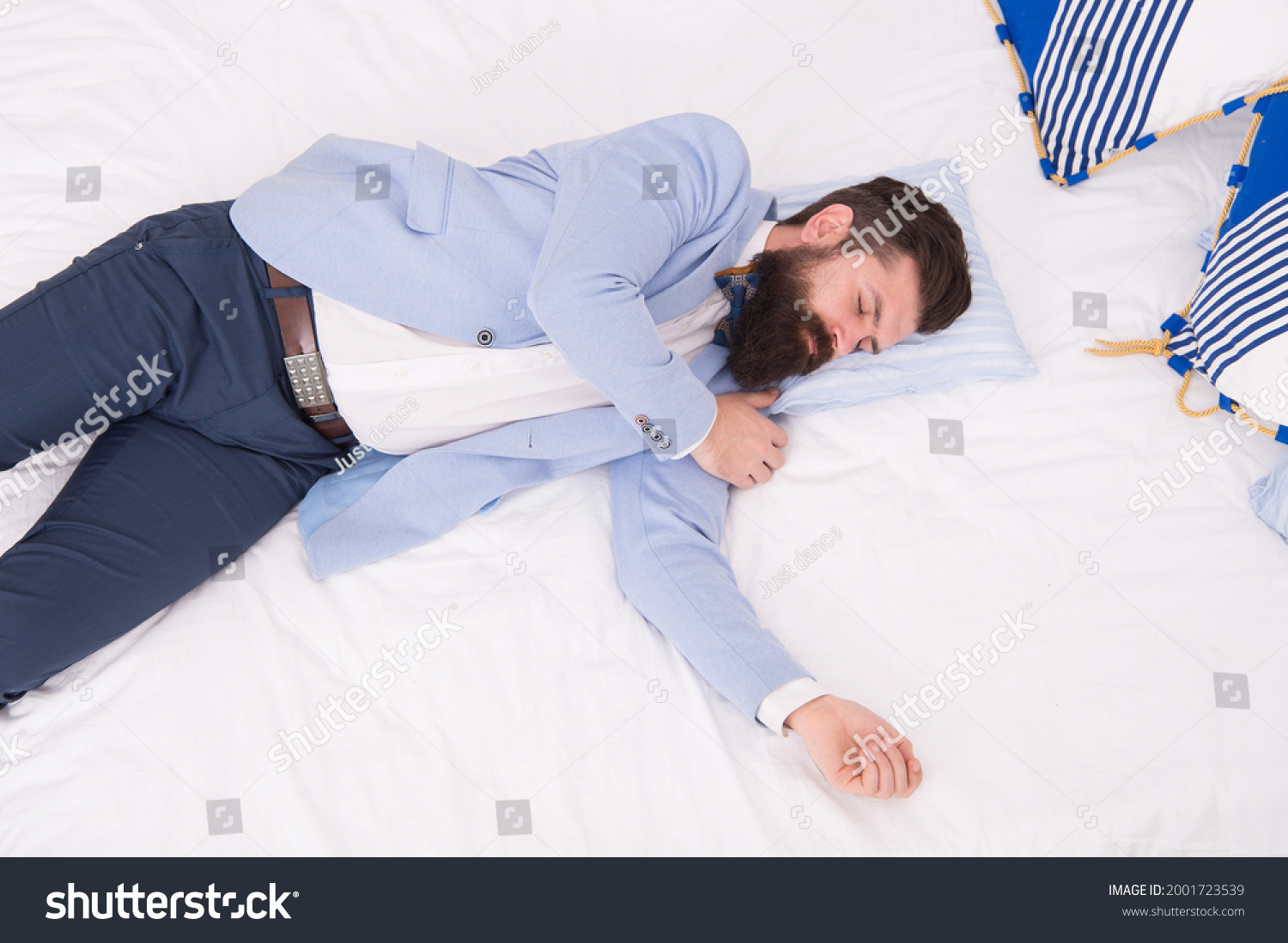 Спящий парень в одежде