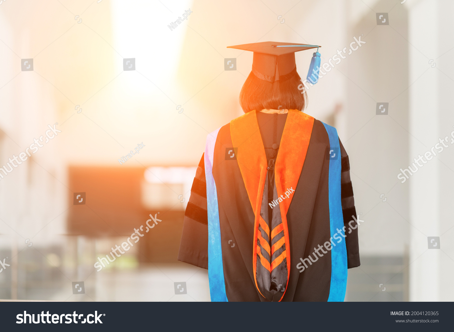 what do phd graduates wear