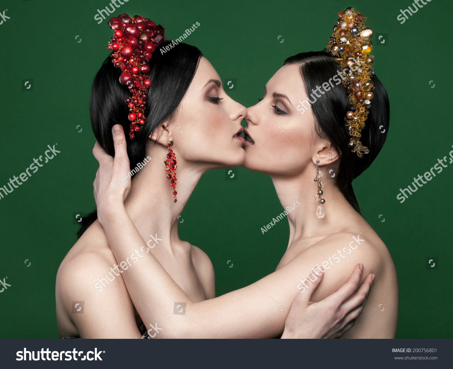Twin Sisters Kissing Each Other: стоковые изображения в HD и миллионы други...