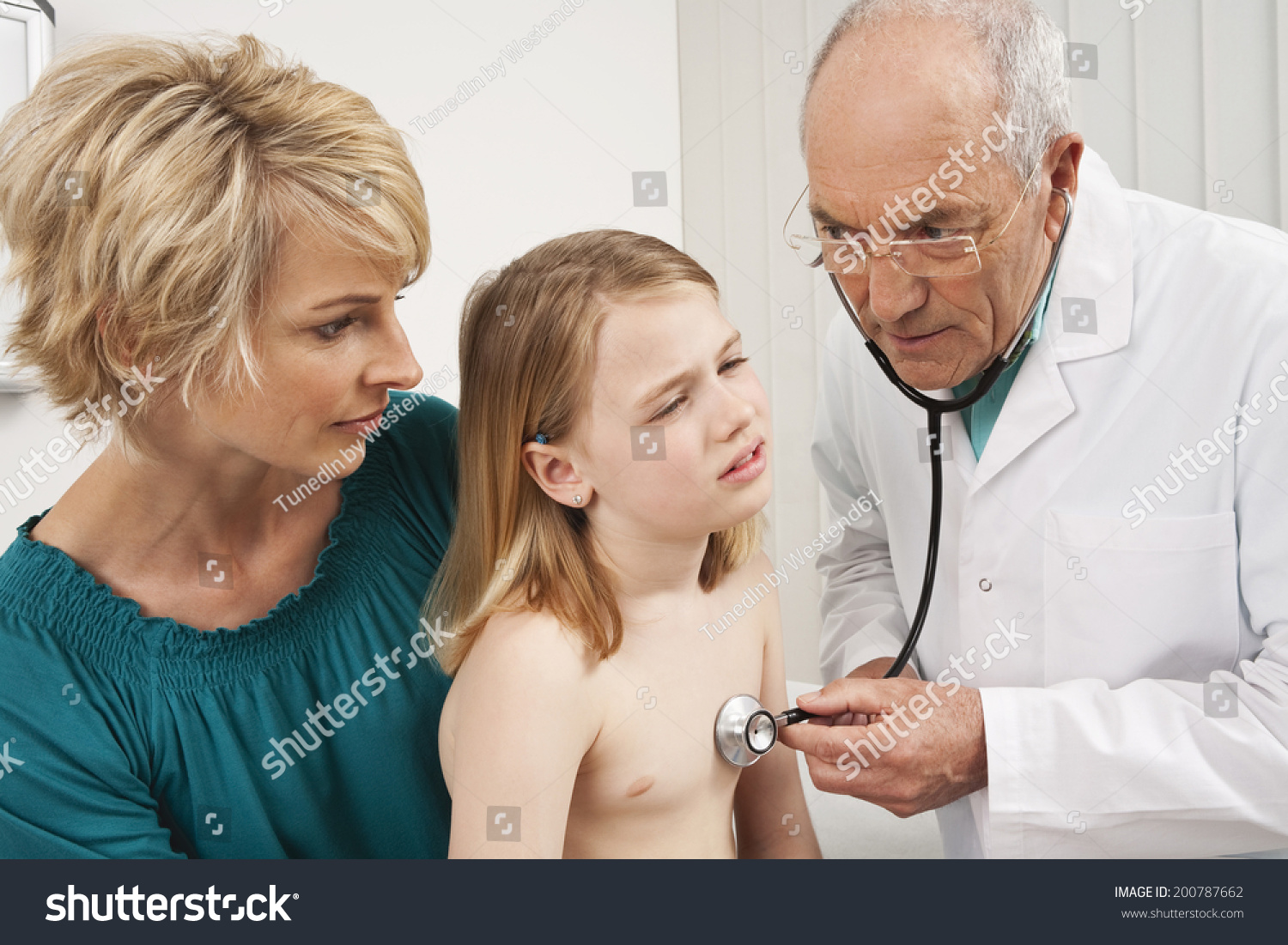 Doctor Examining Girl Sitting On Mothers Foto Stok 200787662 Shutterstock 