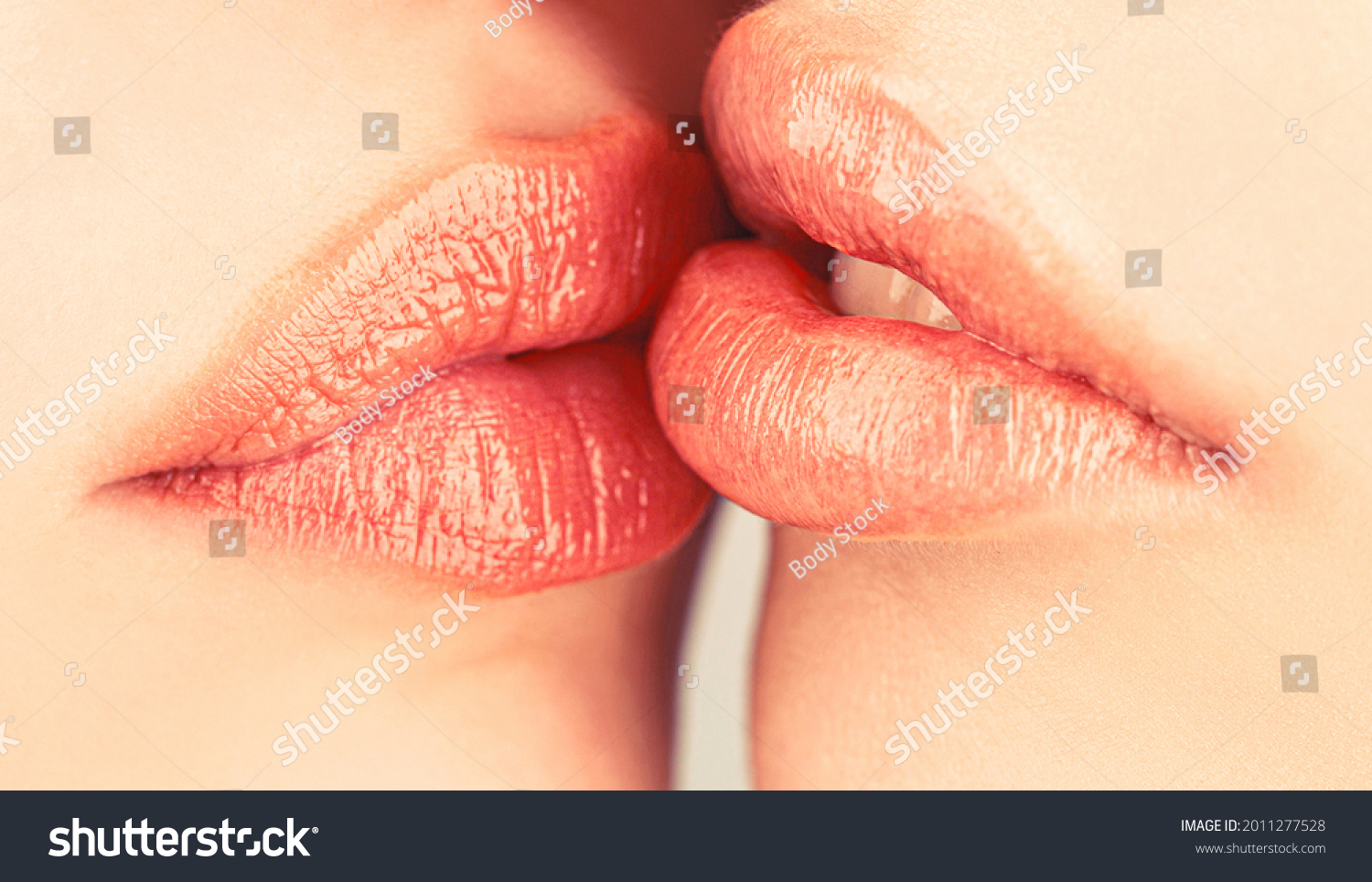 Лесбийский поцелуй крупным планом