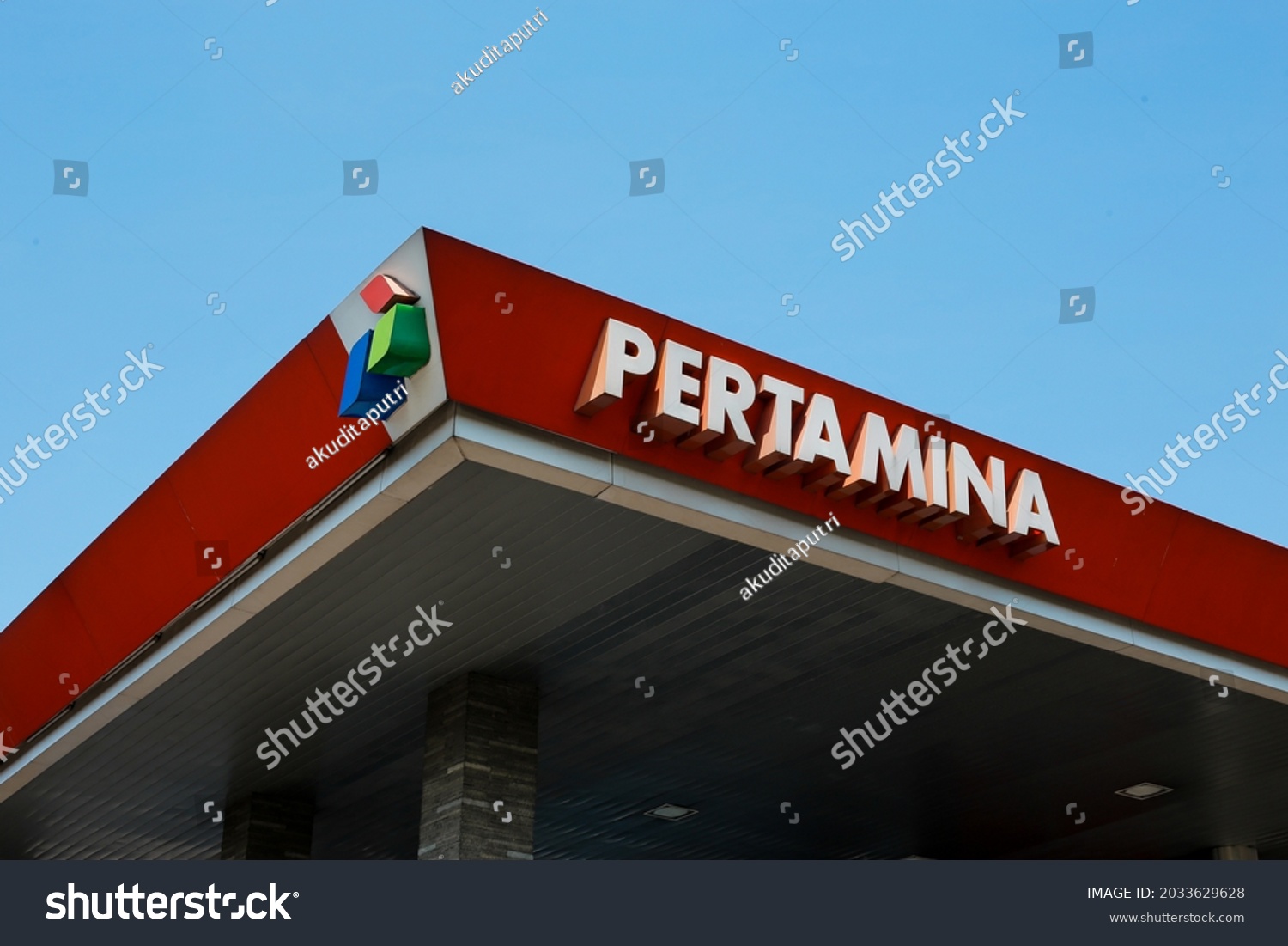 Surabaya Indonesia August 2021 Pertamina Logo Stock Photo 2033629628 ...