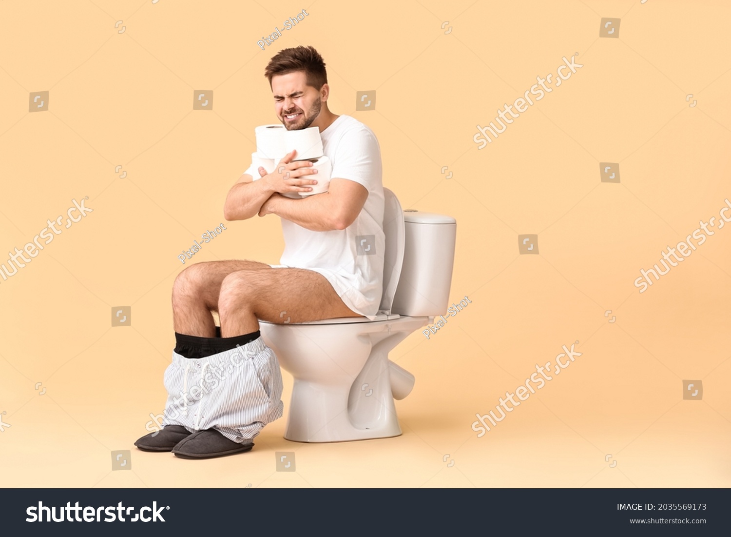 Макрон на унитазе. Мужчина в туалете.