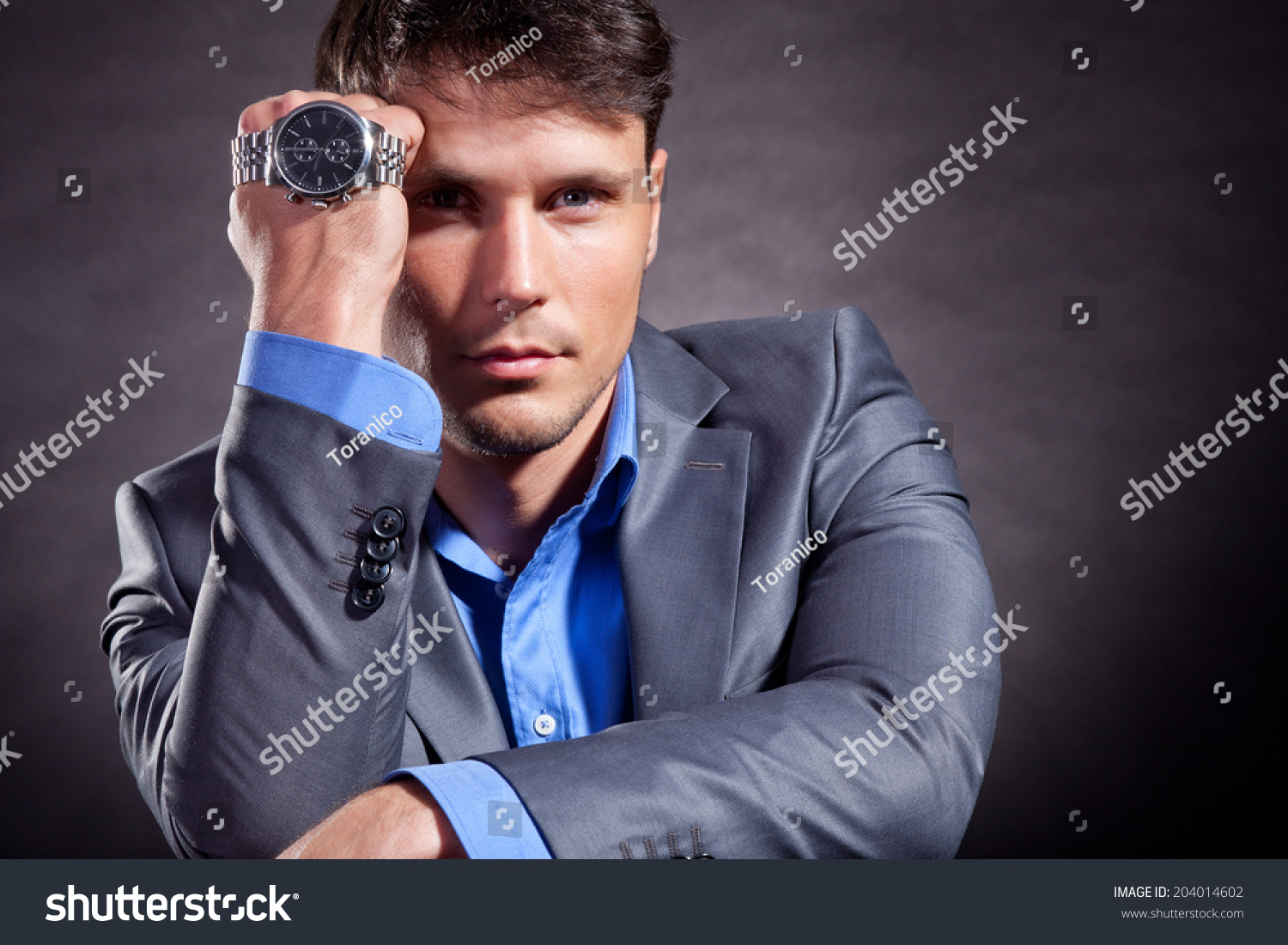 Муж час дону. Мужчина с часами. Мужчина с часами на руке. Бизнесмен с часами. Наручные часы на человеке.