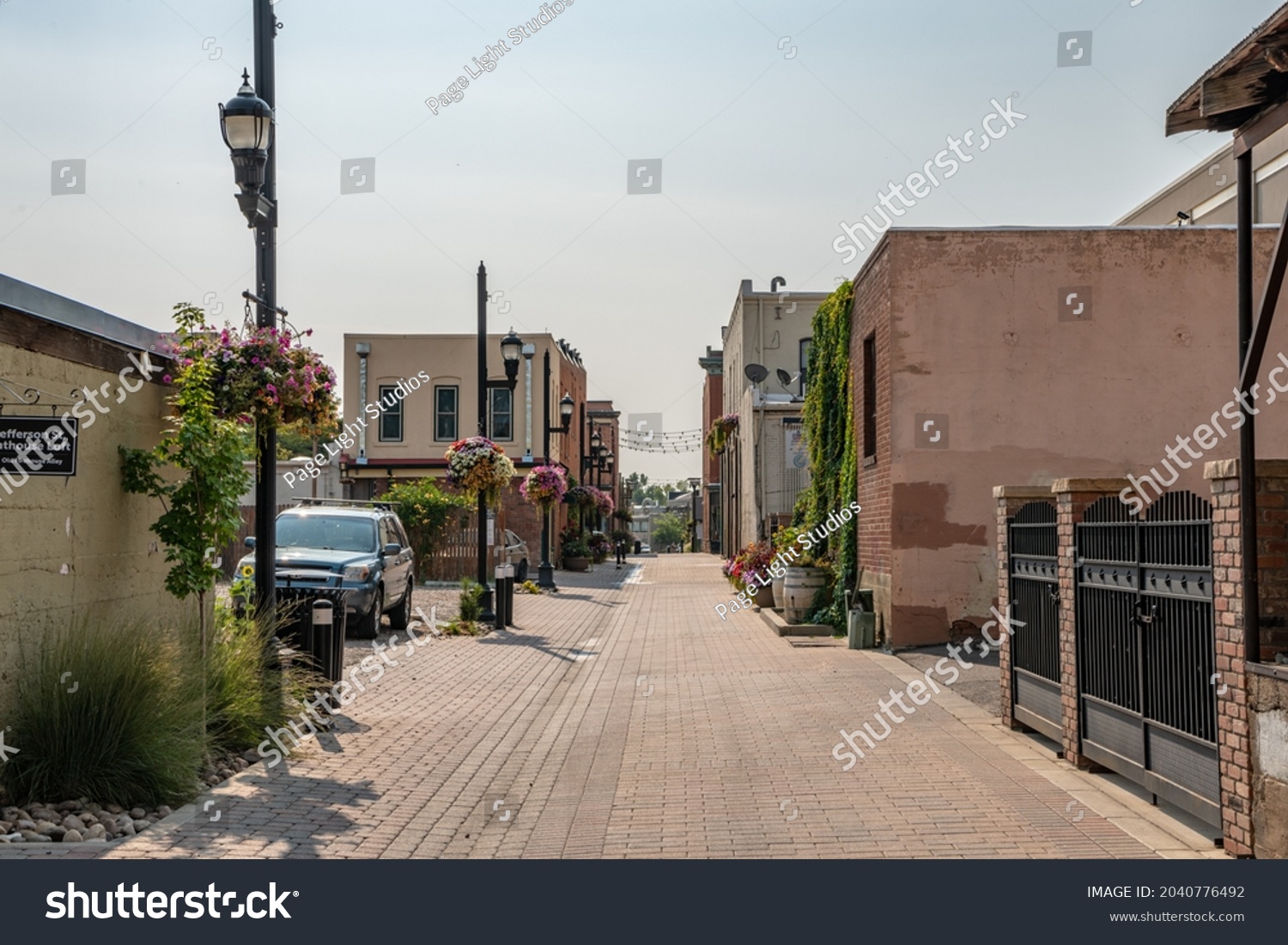 154 American Building Back Alley Shutterstock 154-american-building-back-alley-shutterstock