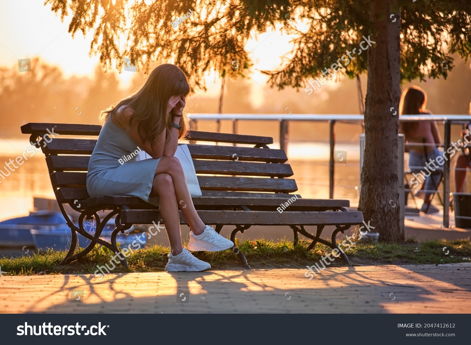 Sad Girl Sitting On Bench 6 678 Images Photos Et Images Vectorielles De Stock Shutterstock 5281