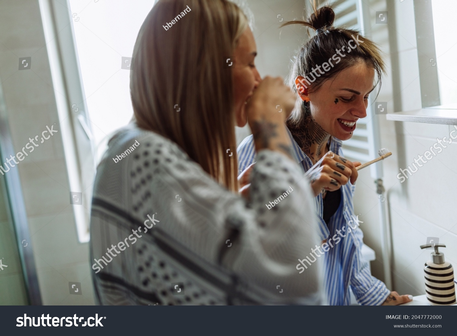 Lesbian Couple Wearing Pajamas Standing Bathroom库存照片2047772000