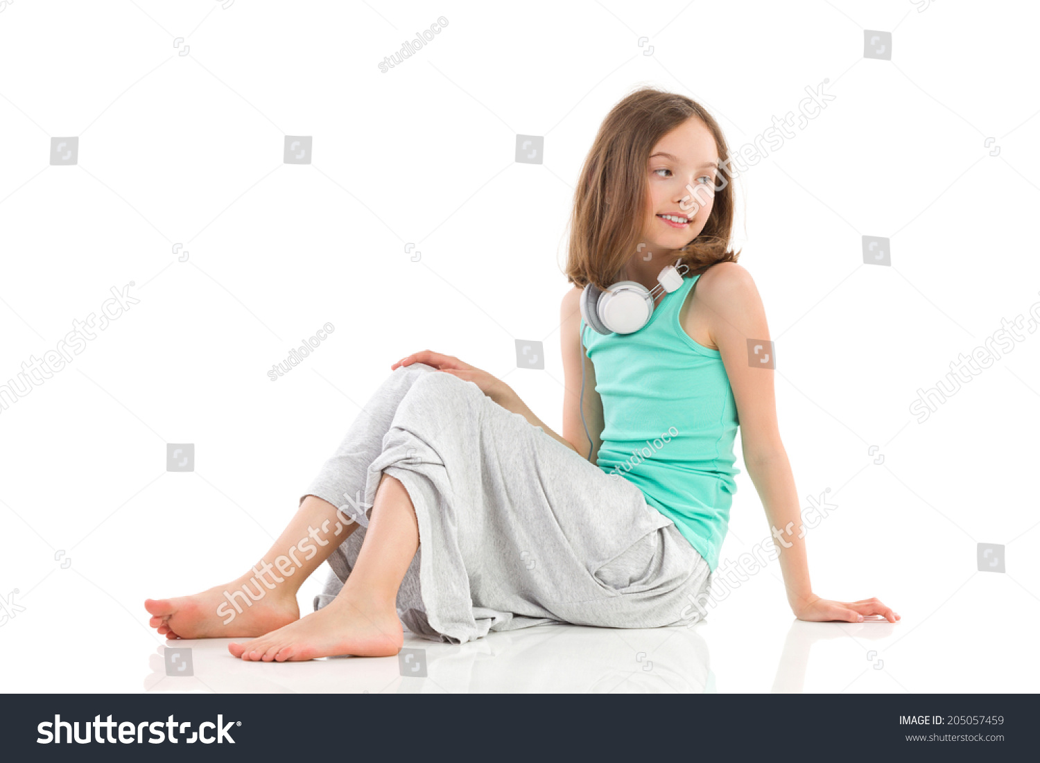 Девочка подросток сидит на полу