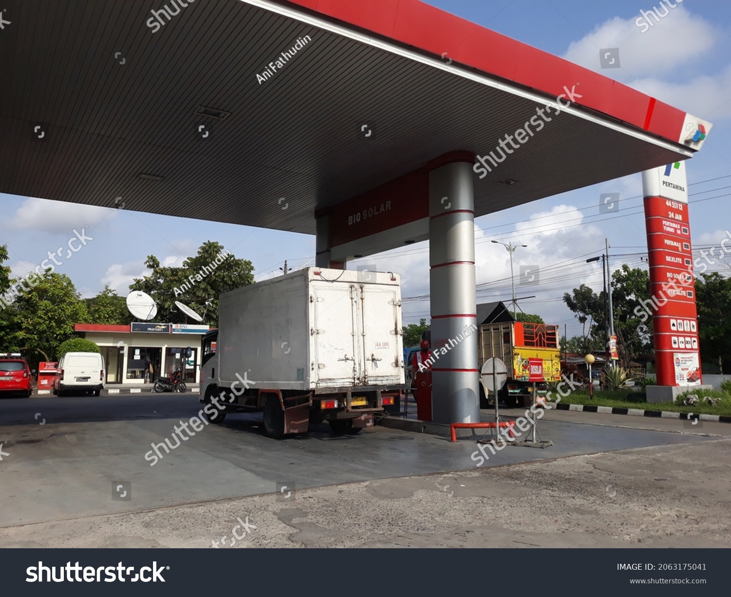 Vehicles Refueling Gas Station Kendaraan Mengisi Stock Photo 2063175041 ...