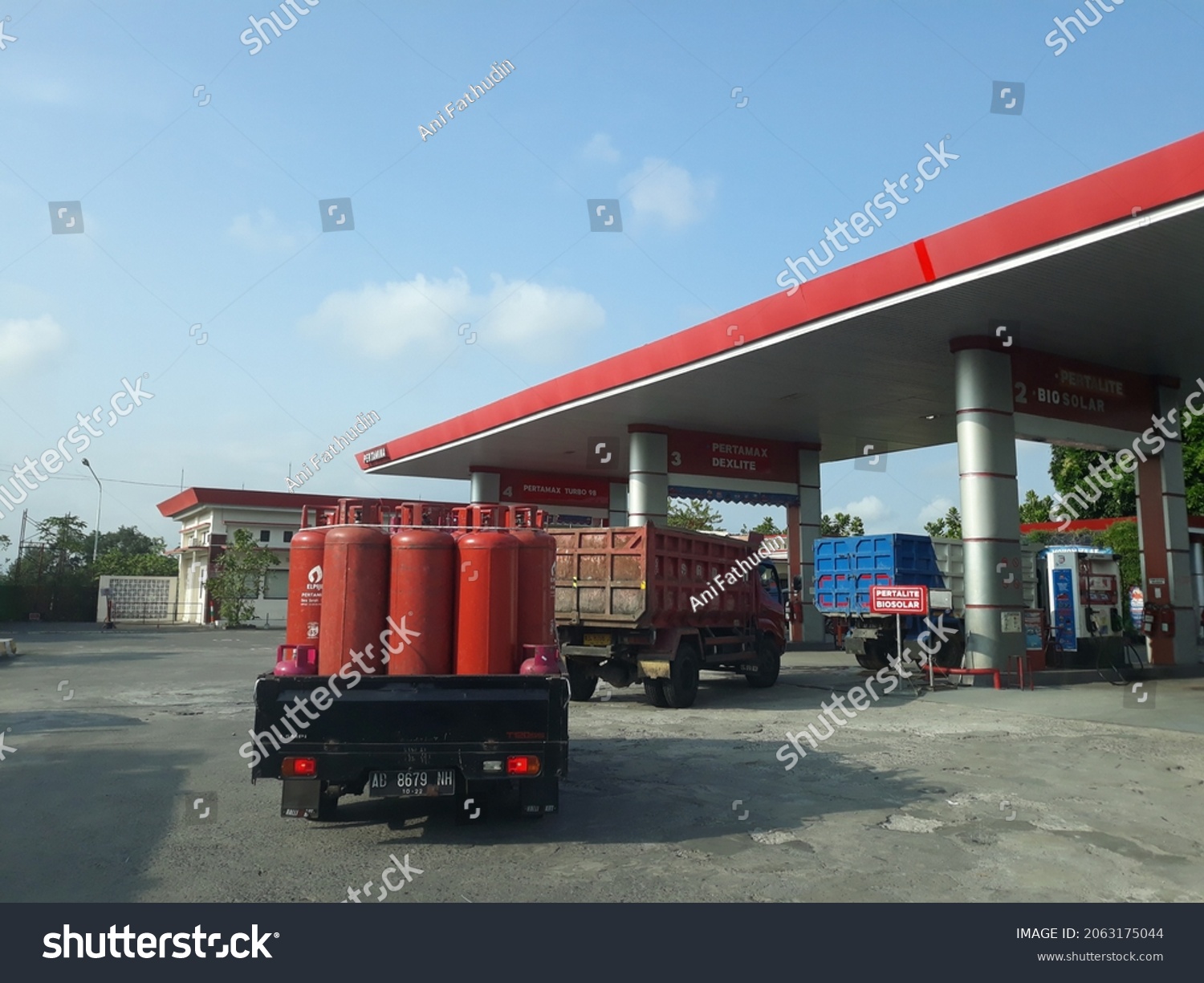 Vehicles Refueling Gas Station Kendaraan Mengisi Stock Photo 2063175044 ...