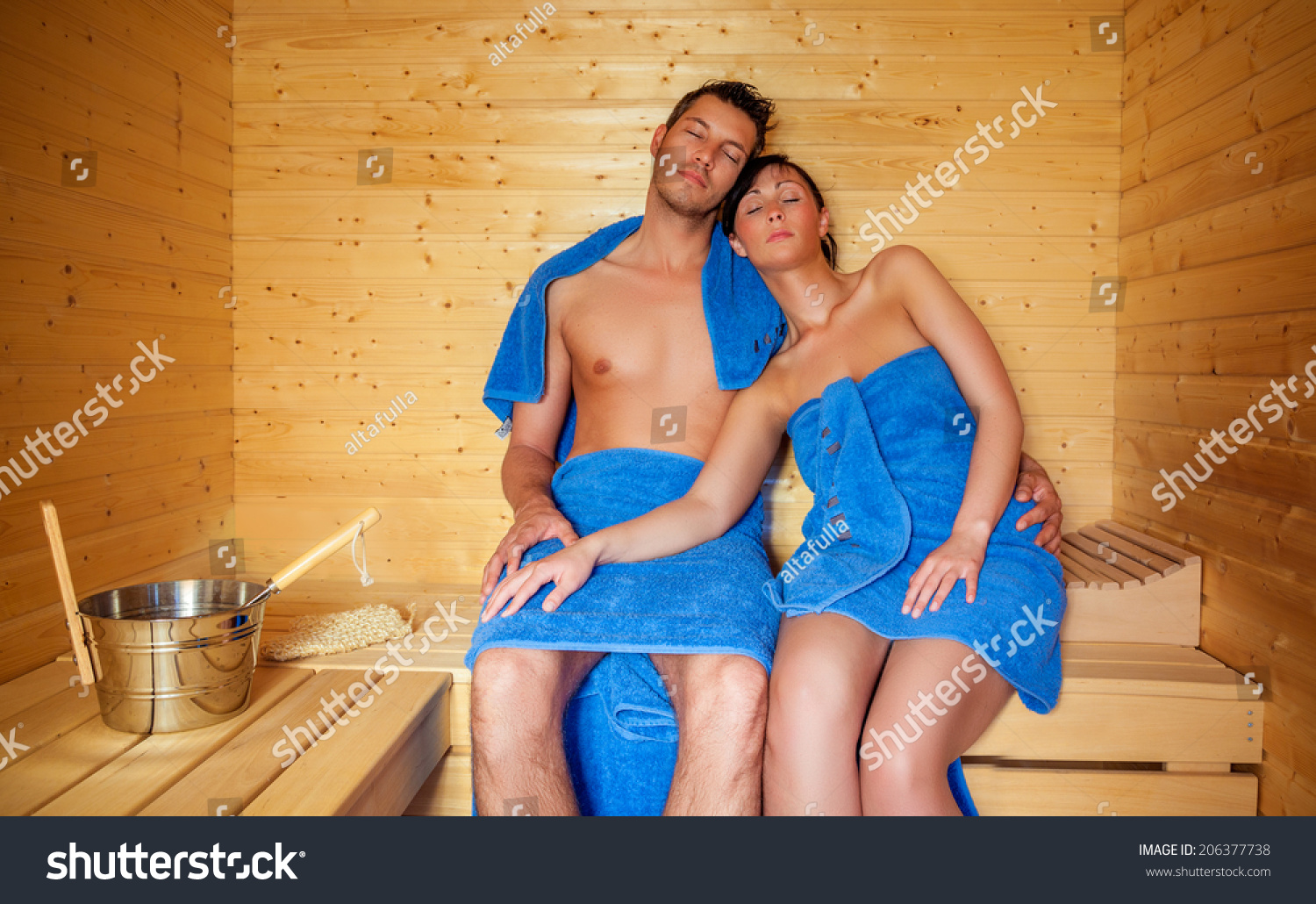 Супружеская пара в бане