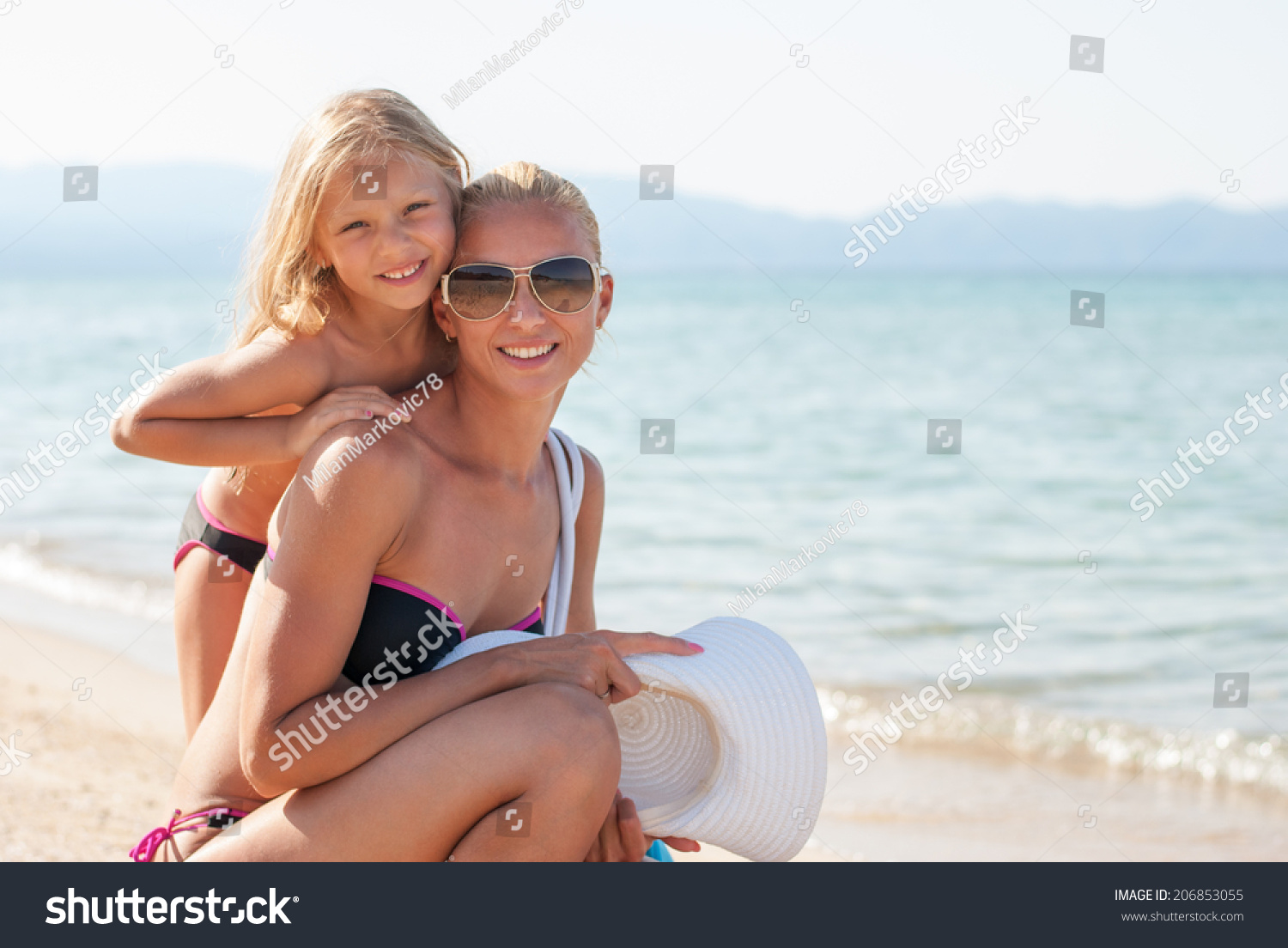 фото мама с дочкой на пляже