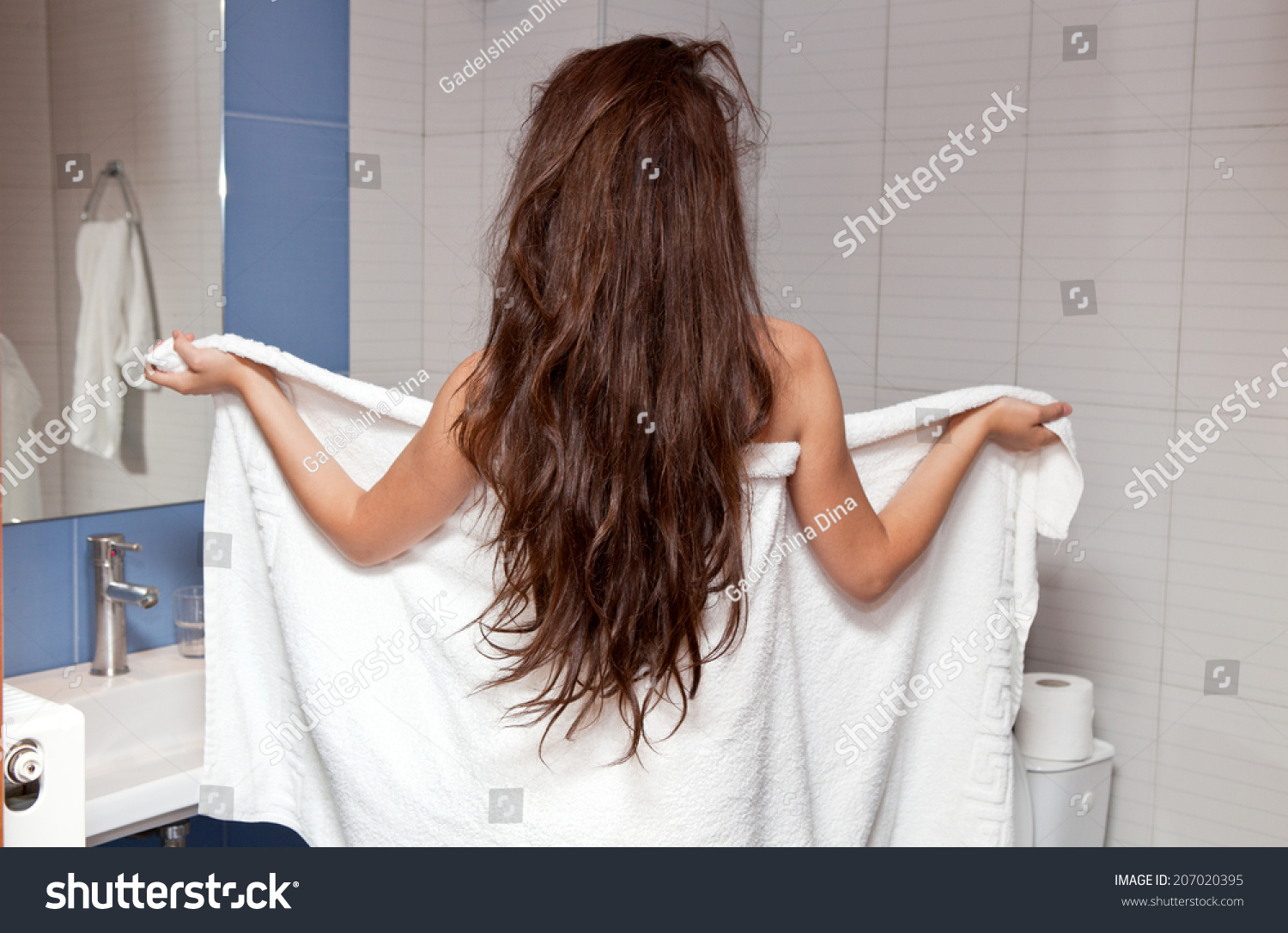 Девушка в полотенце сзади